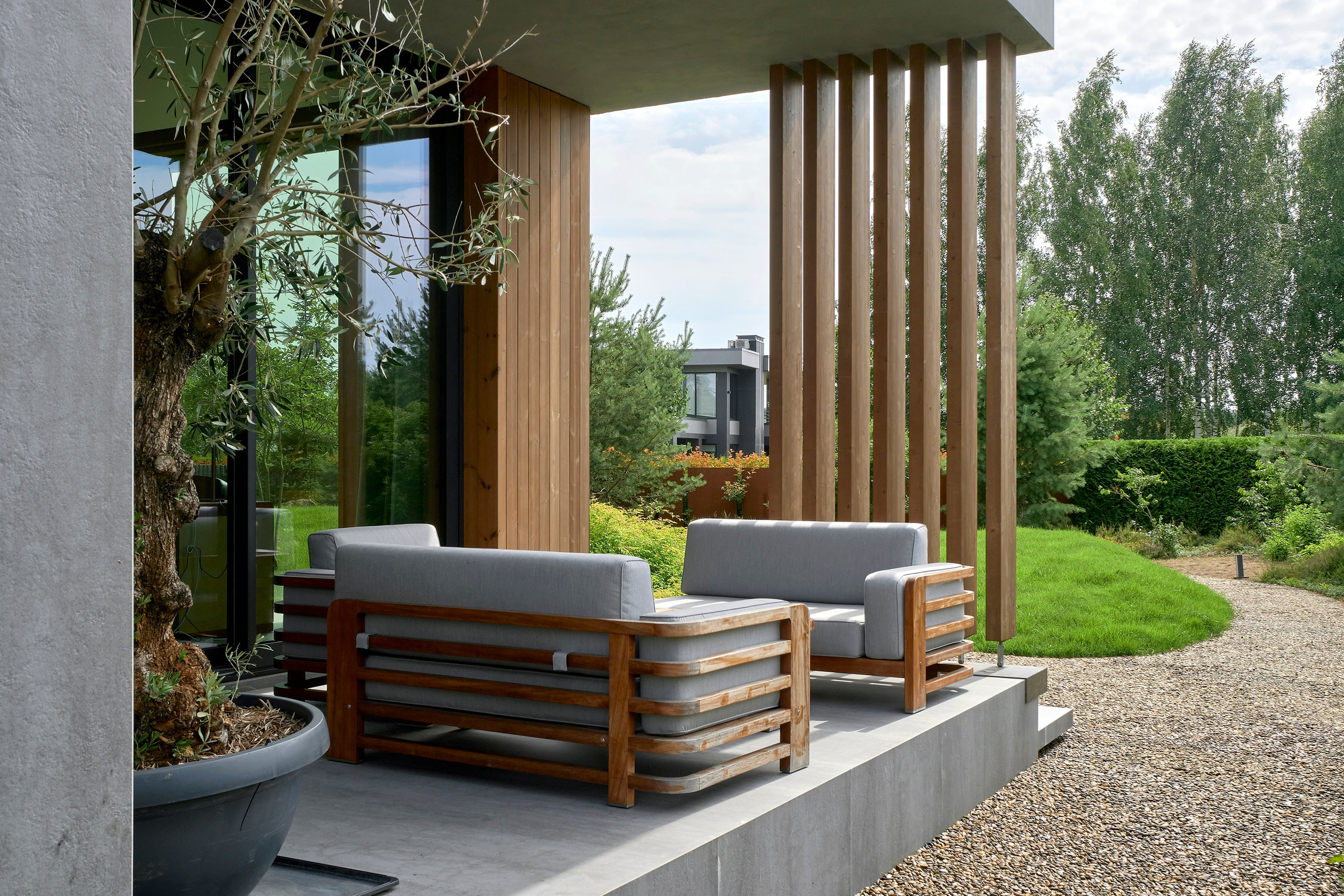 Ландшафтный и интерьерный фотограф Наталья Соловьева. Фотосъемка озеленения территории в КП Репинская Усадьба-4 для ландшафтной студии Аквилегия | interioto