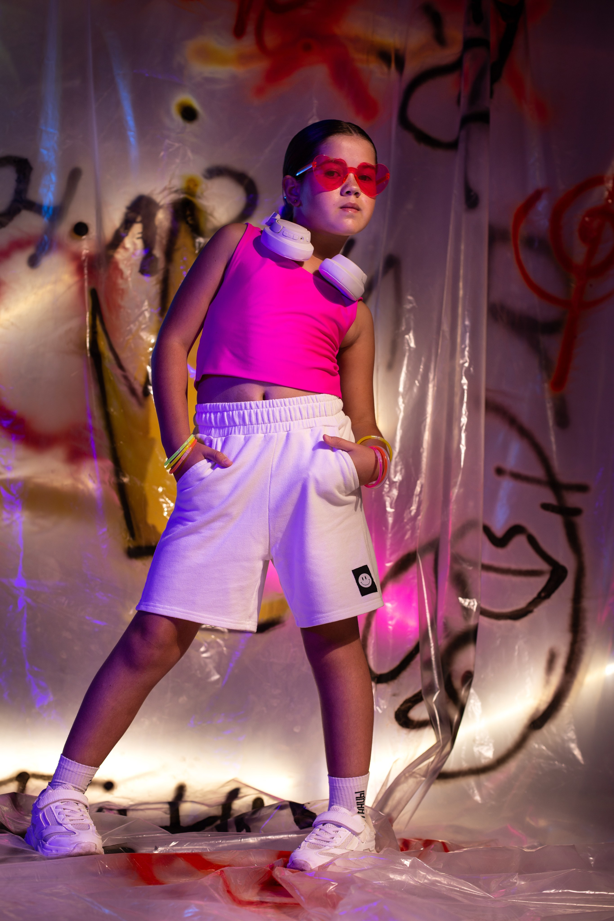 девочка позирует в стиле хип-хоп