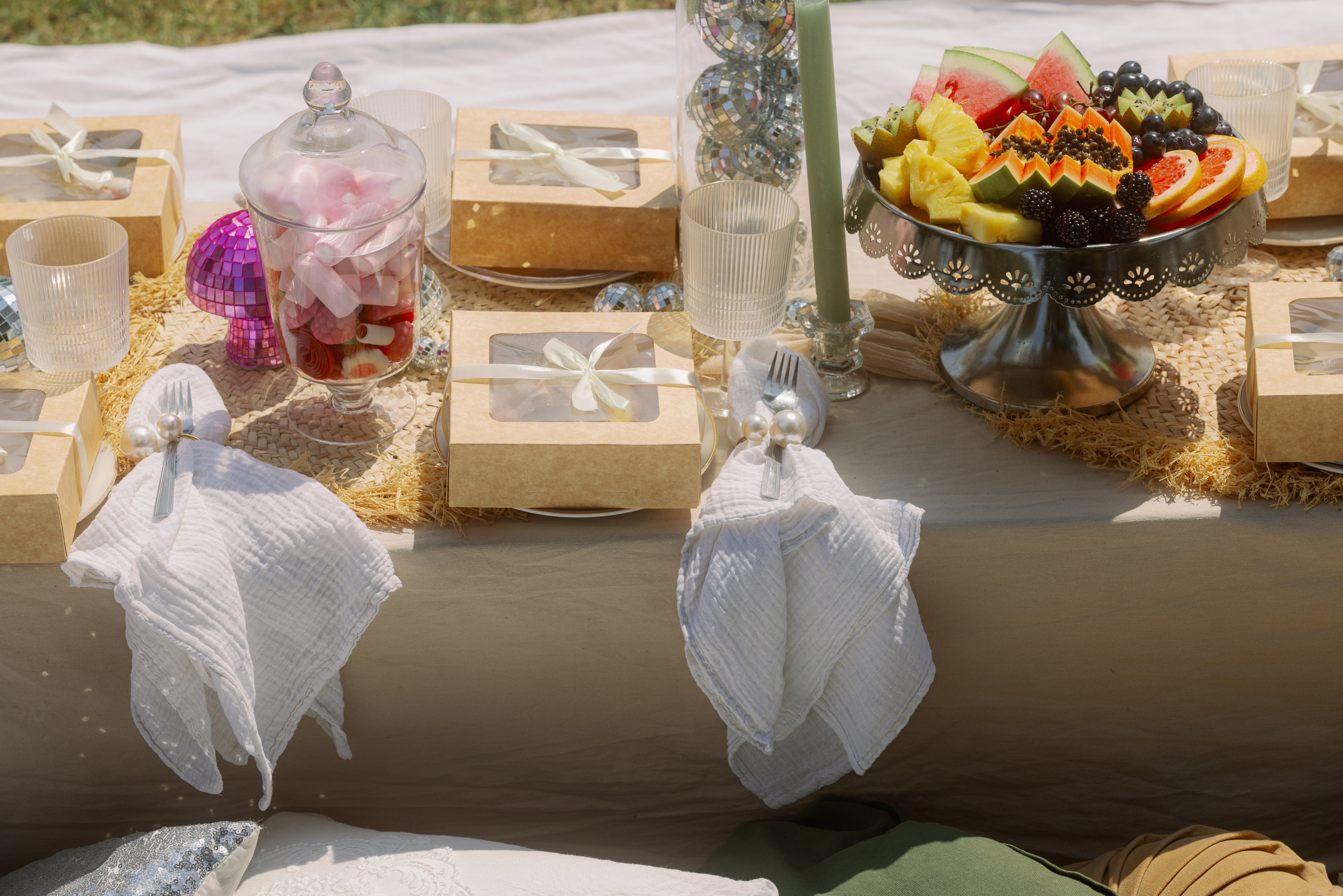 Bachelorette picnic in Barcelona. Europe Wedding Photo  — destination wedding photography across Europe and the Middle East