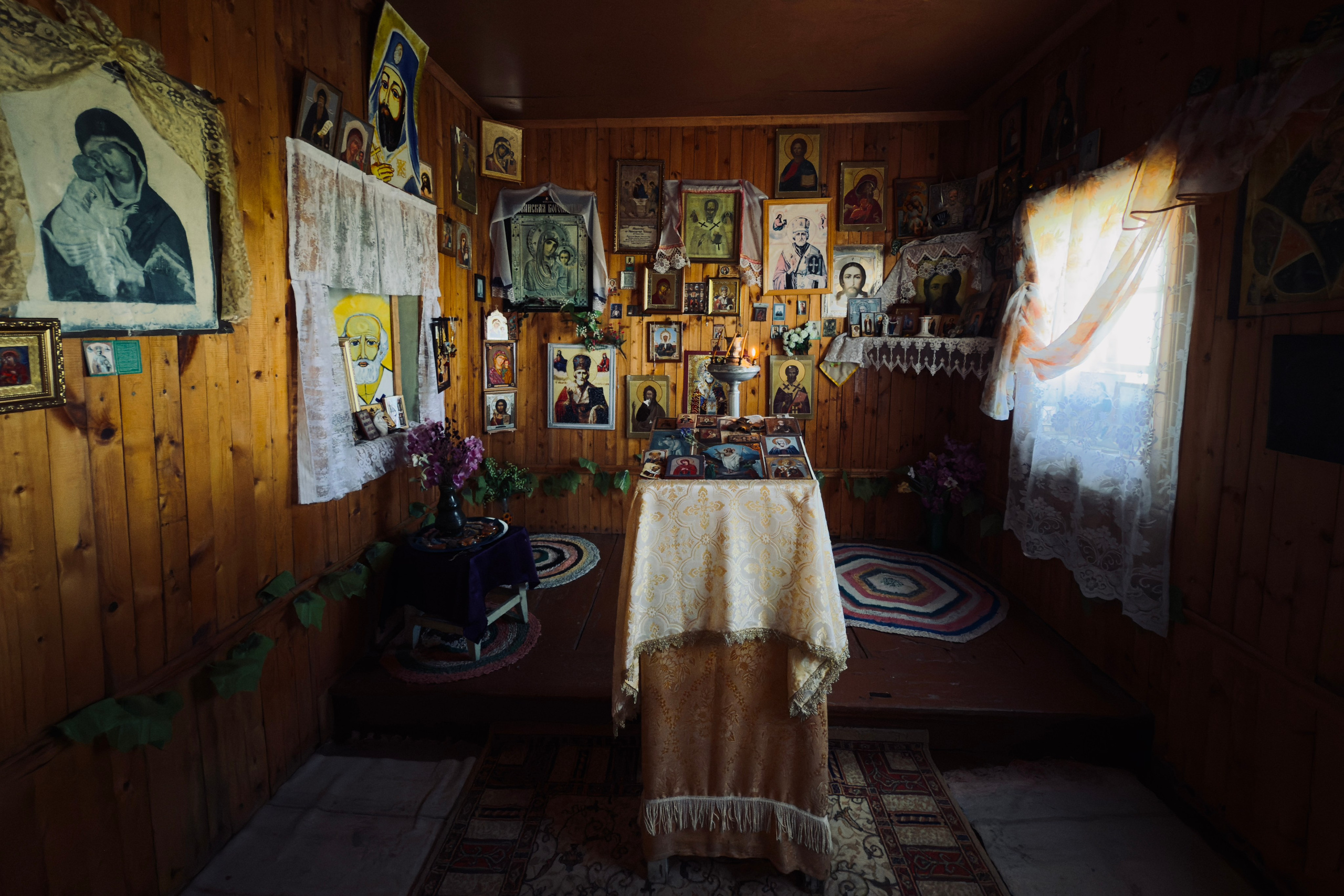 На берегу Байкала кто-то построил (видимо своими руками и с большой душой) небольшую часовню. Совсем маленькую, как будто домашнюю…. High-quality interior photos for your home, office, hotel