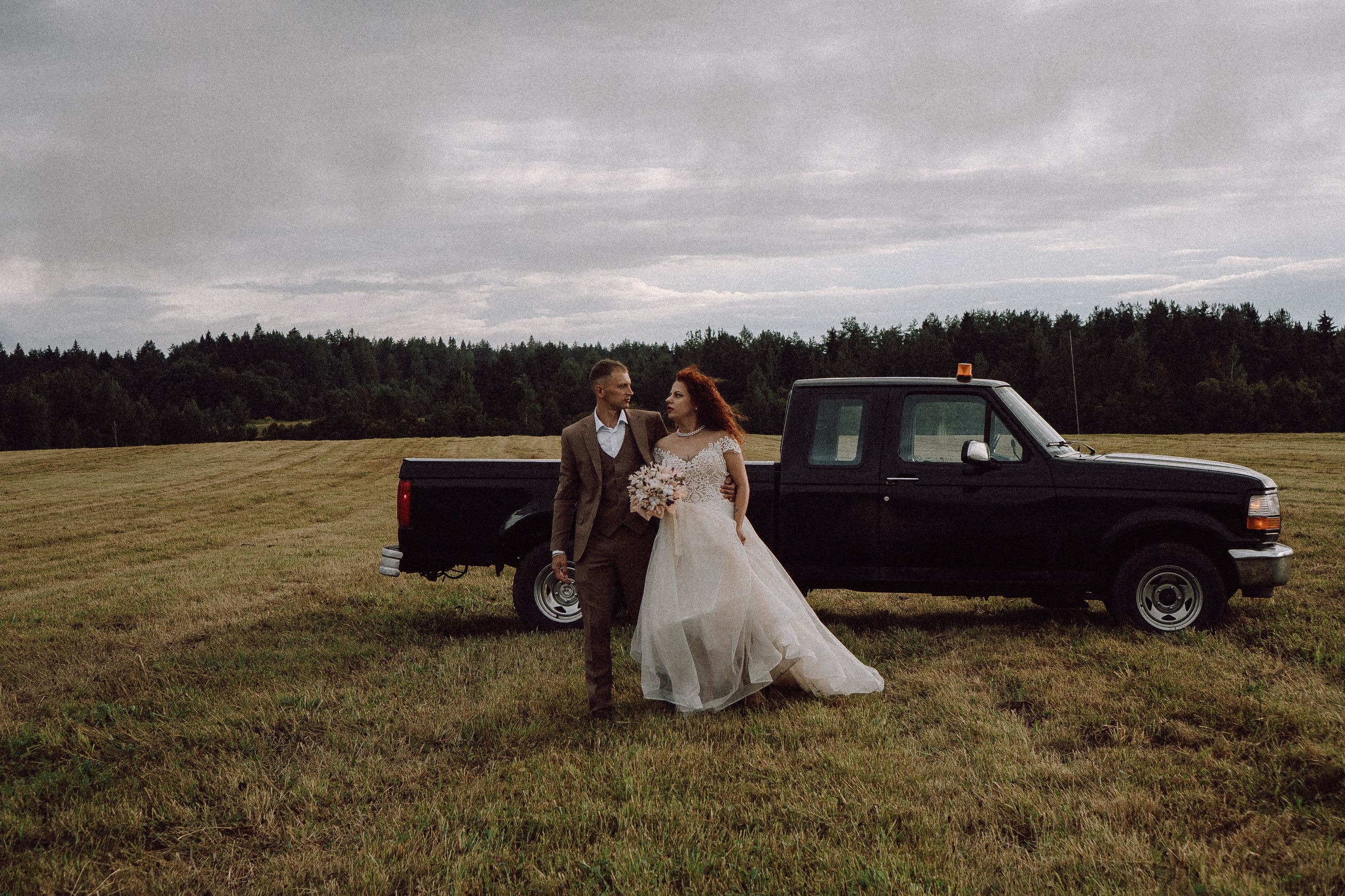 СВАДЕБНАЯ ФОТОСЕССИИЯ ПАРЫ В ГОРОДЕ ПРИОЗЕРСК В СОСНОВОМ ЛЕСУ И С ПИКАПОМ. Профессиональный фотограф, Санкт-Петербург — Виктория Богомолова