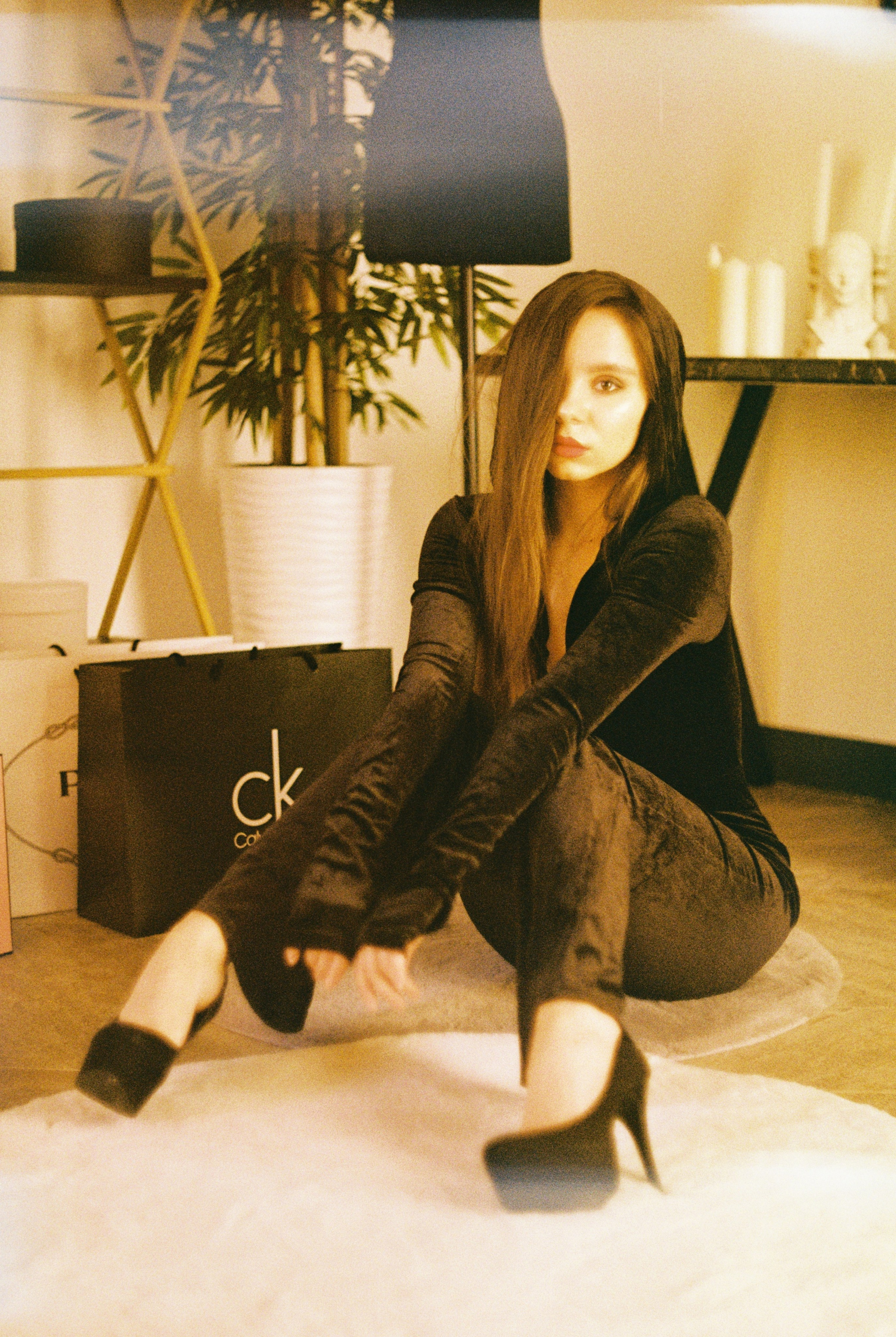 плёночная фотография в студии. один человек. комбинезон