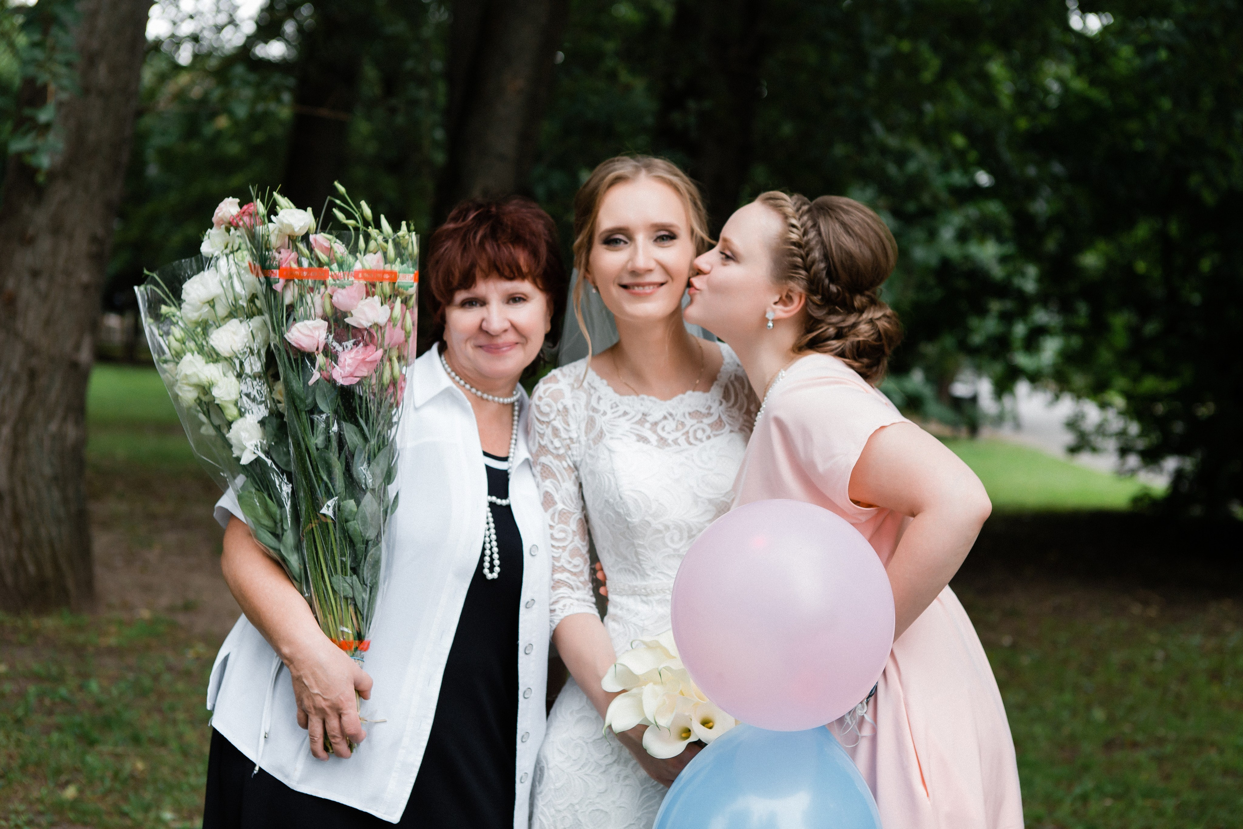 Свадебная фотосессия Сергея и Елены. Наш свадебный день. Видеосъемка и фотосъемка свадеб. Фотограф и оператор на свадьбу. Видеосъемка подкастов, собственная видео-фотостудии. Предметная фотосъемка