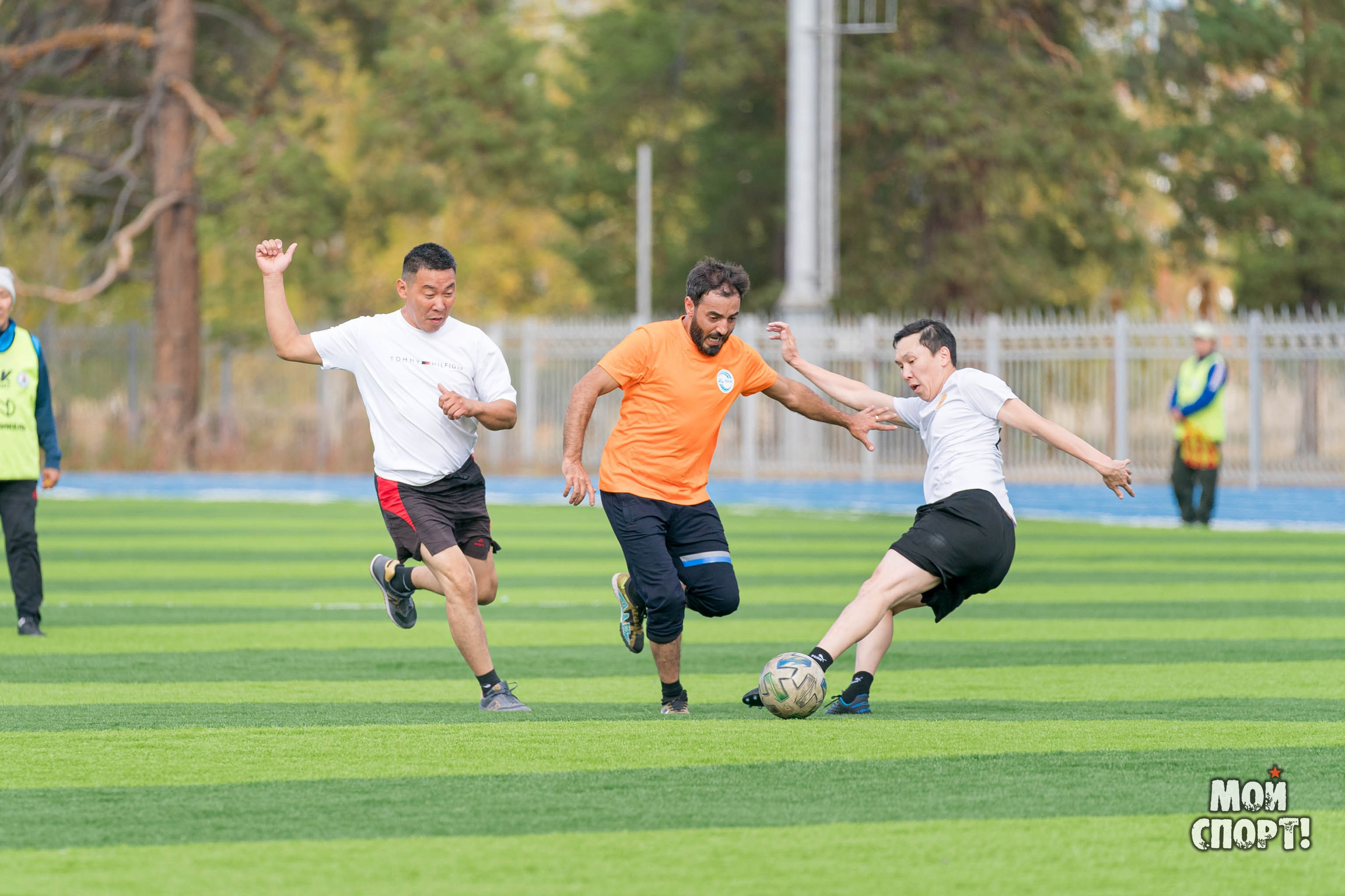 Товарищеская игра по футболу между командами ФКУ Упрдор «Вилюй», МР «Горный улус» и ООО «Мегинские автомагистрали». Студия «Мой Спорт!» — все о спорте в Якутии