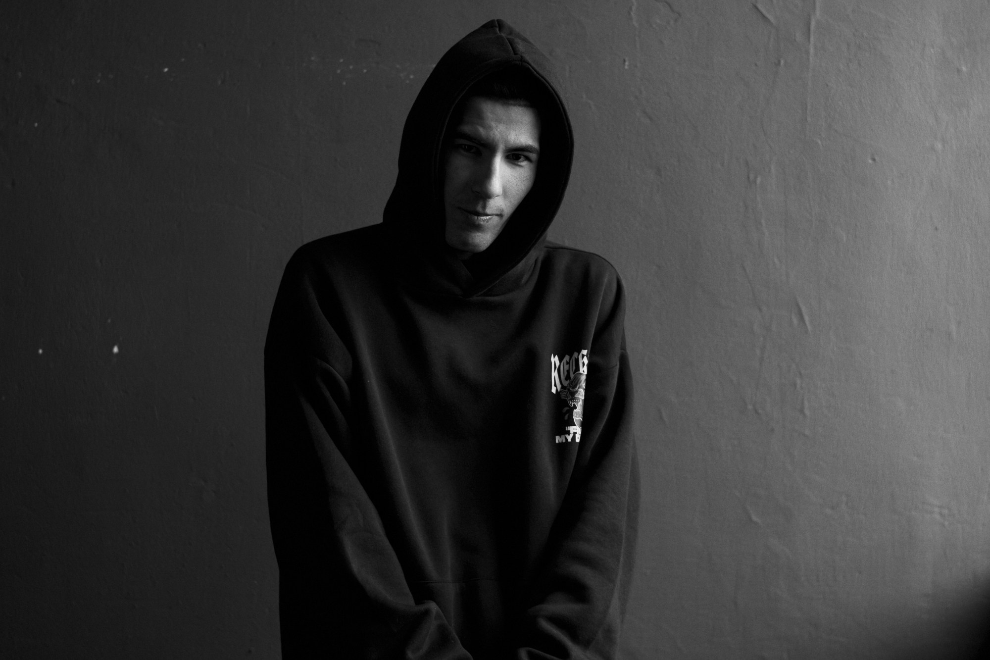 Мужской портрет в Тюмени: стильная студийная фотосессия. Портретный фотограф Тюмень Дарья Мустафина