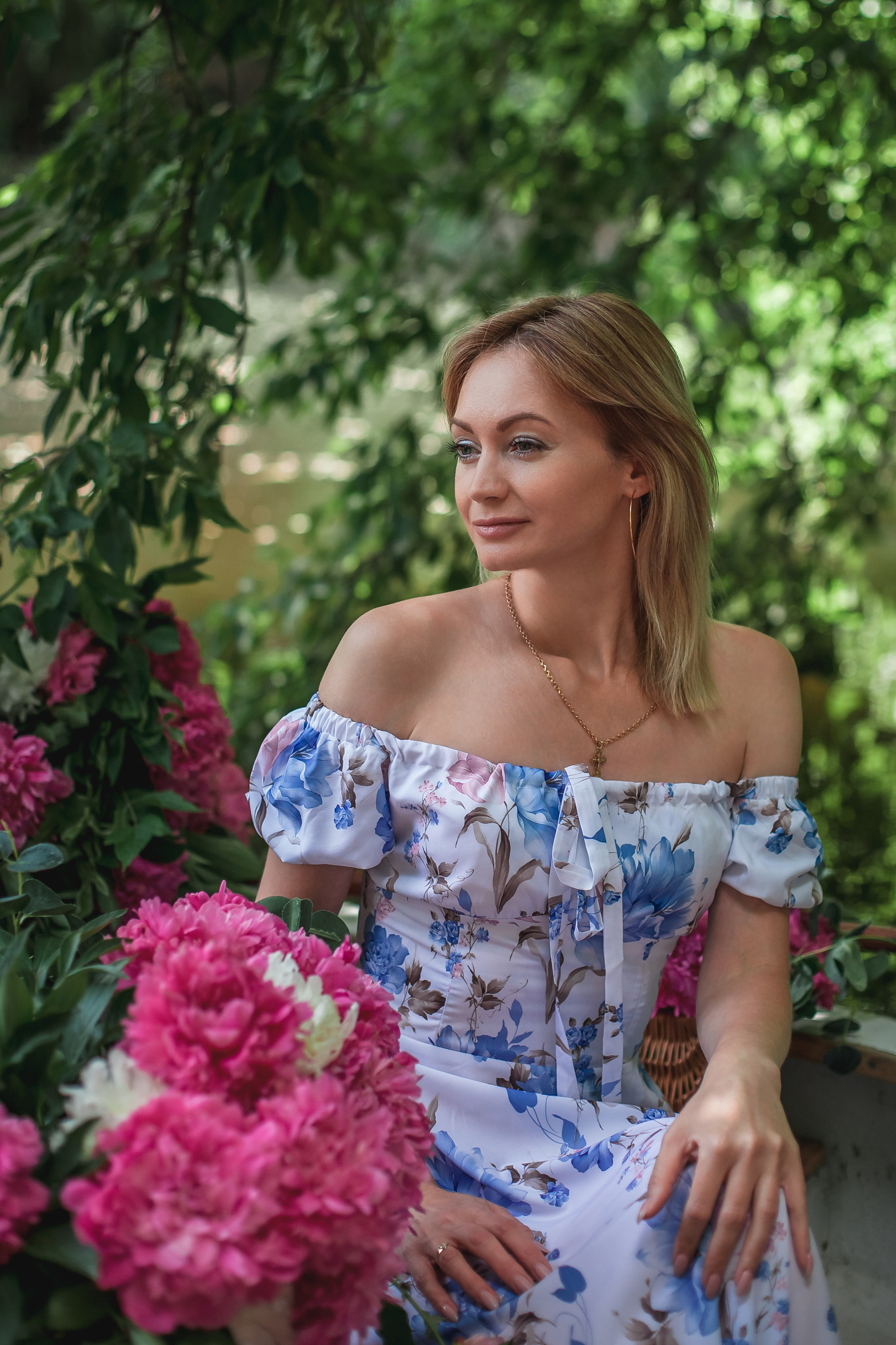 Екатерина и Вика в лодке с пионами. Фотограф в Волгограде Норченко Светлана