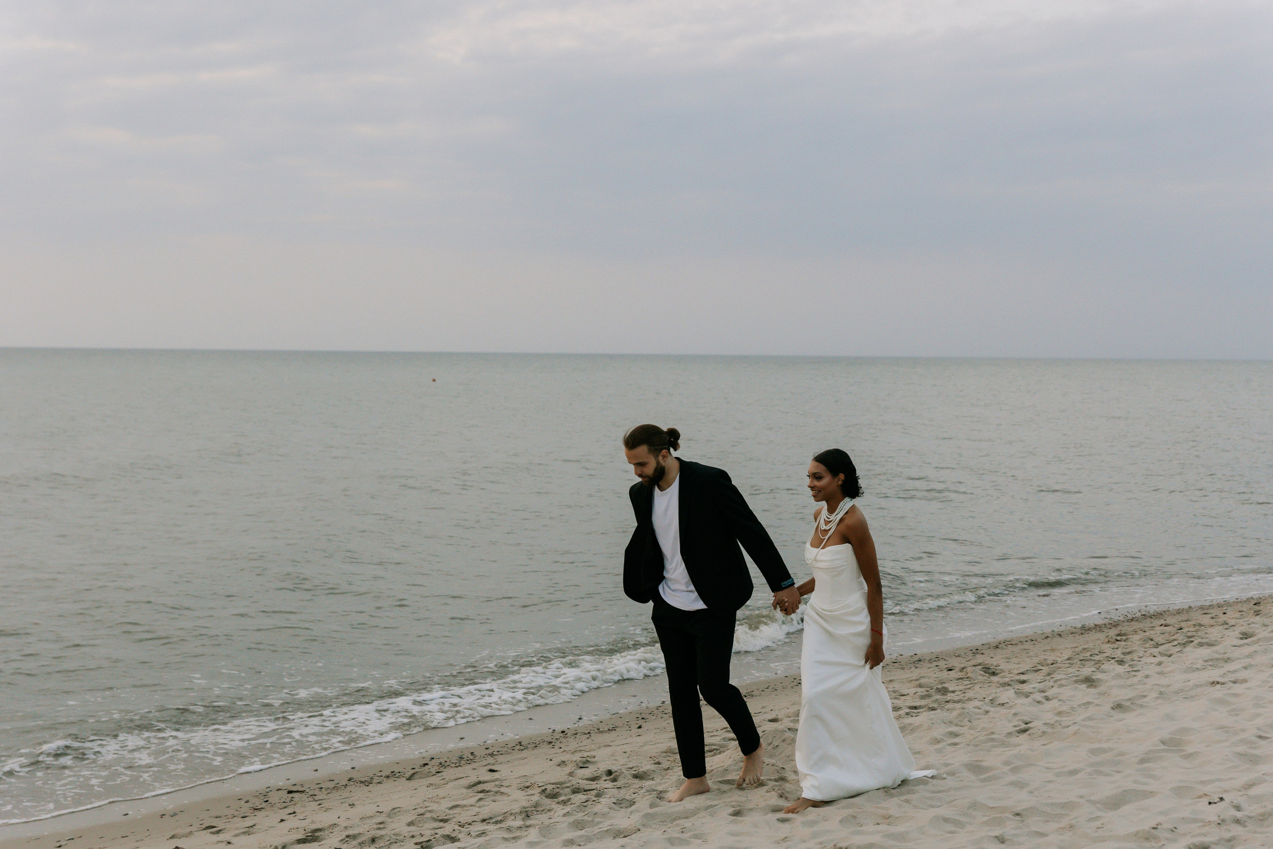 Выездная регистрация на море с белыми розами. Свадебный фотограф Калининград