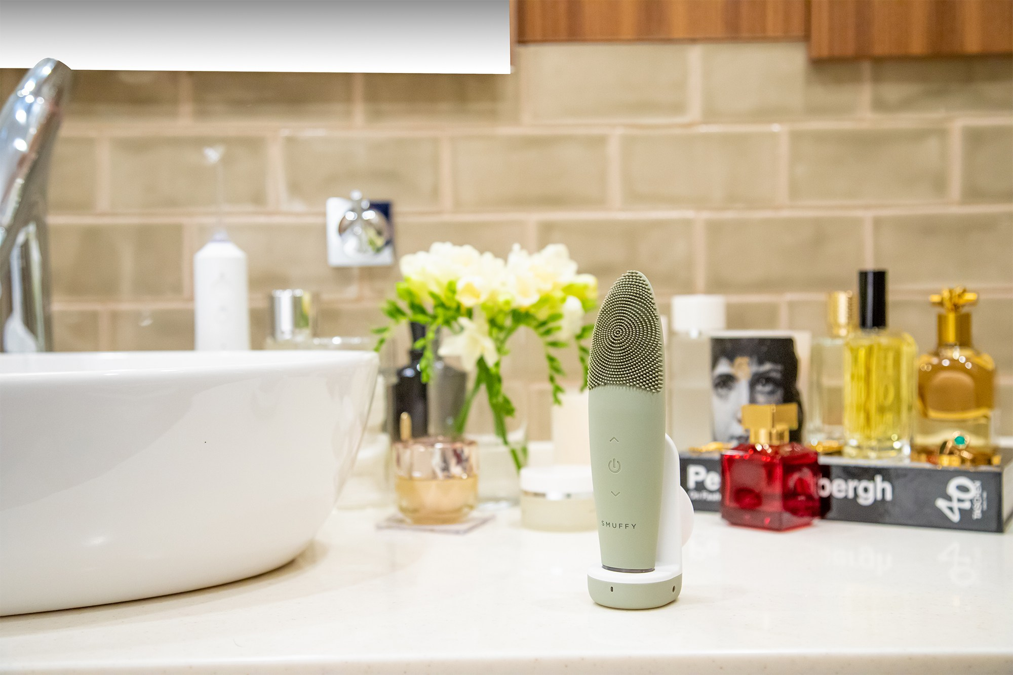 Массажер для лица смуффи в интерьере серо-зеленый