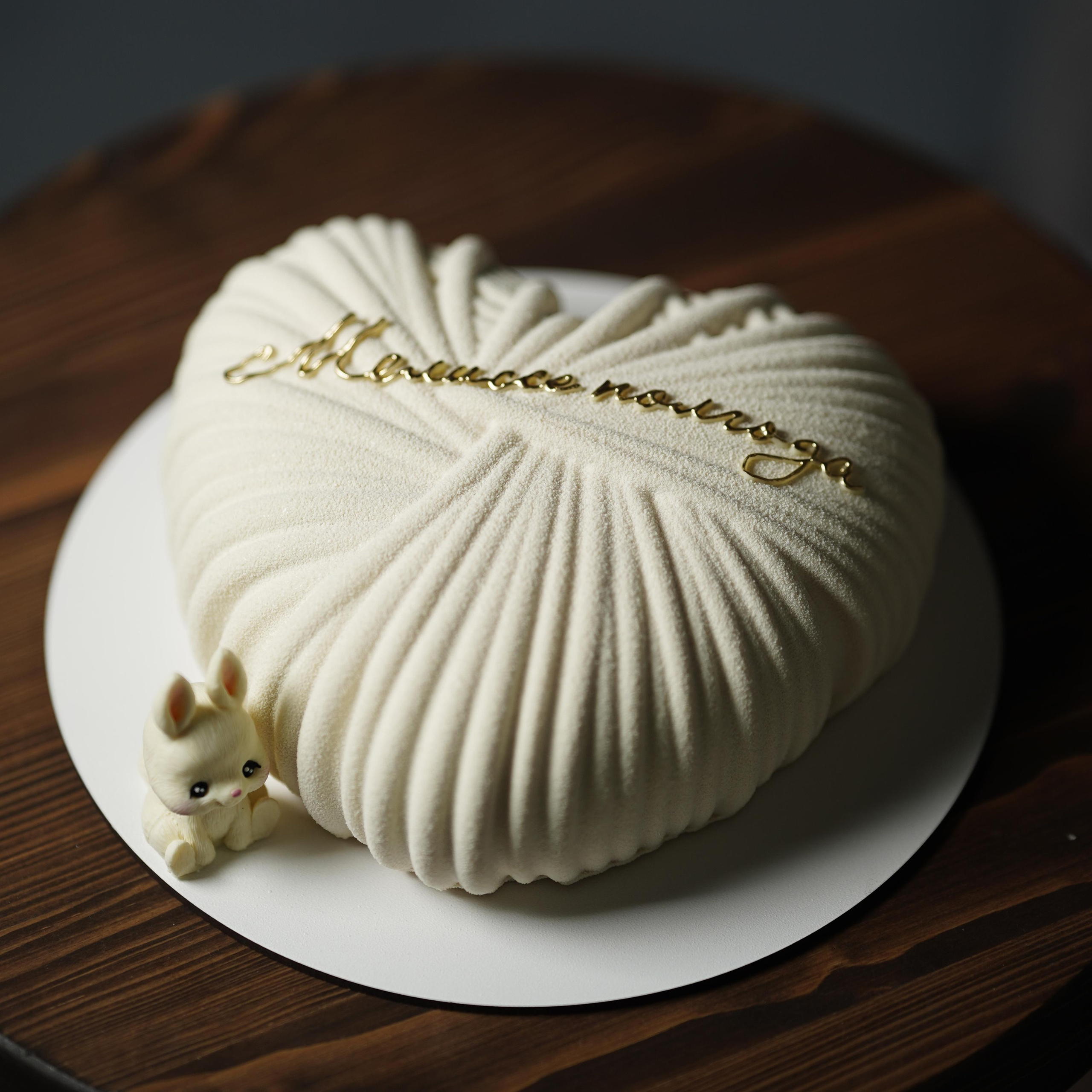 Варианты муссовых тортов про любовь. Кондитер Наталья Ташматова