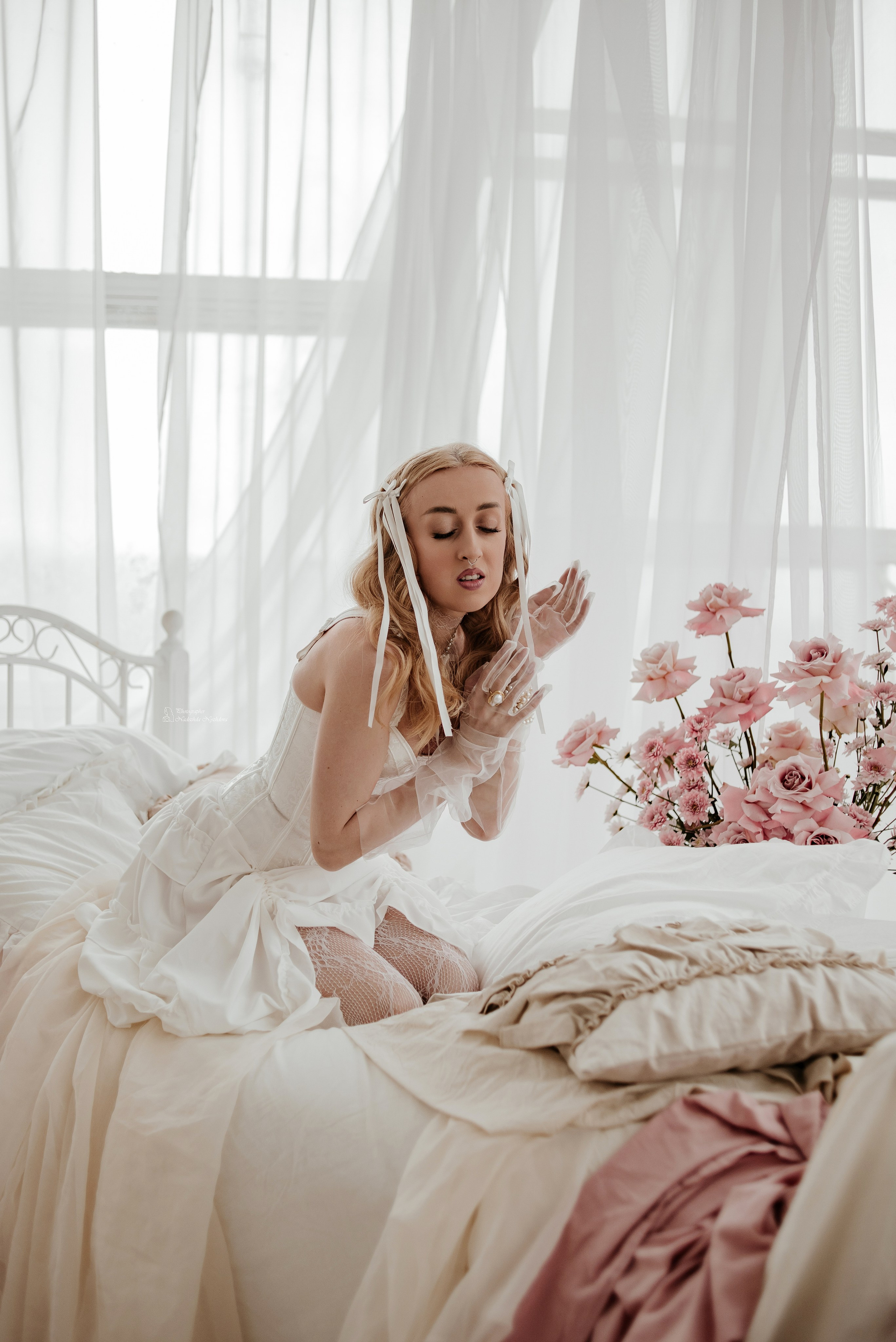 Фотограф: [https://vk.com/capella.photo|Надежда Нуждова]Модель и одежда: [https://vk.com/id14914449|Jannet Just]Макияж и причёска: [https://vk.com/mua_barbiee|Визажист-стилист mua_barbiee]Организатор: [https://vk.com/creative_photoday|creative photoday]Место: [https://vk.com/zapadstudiospb|Фотостудия Zapad]