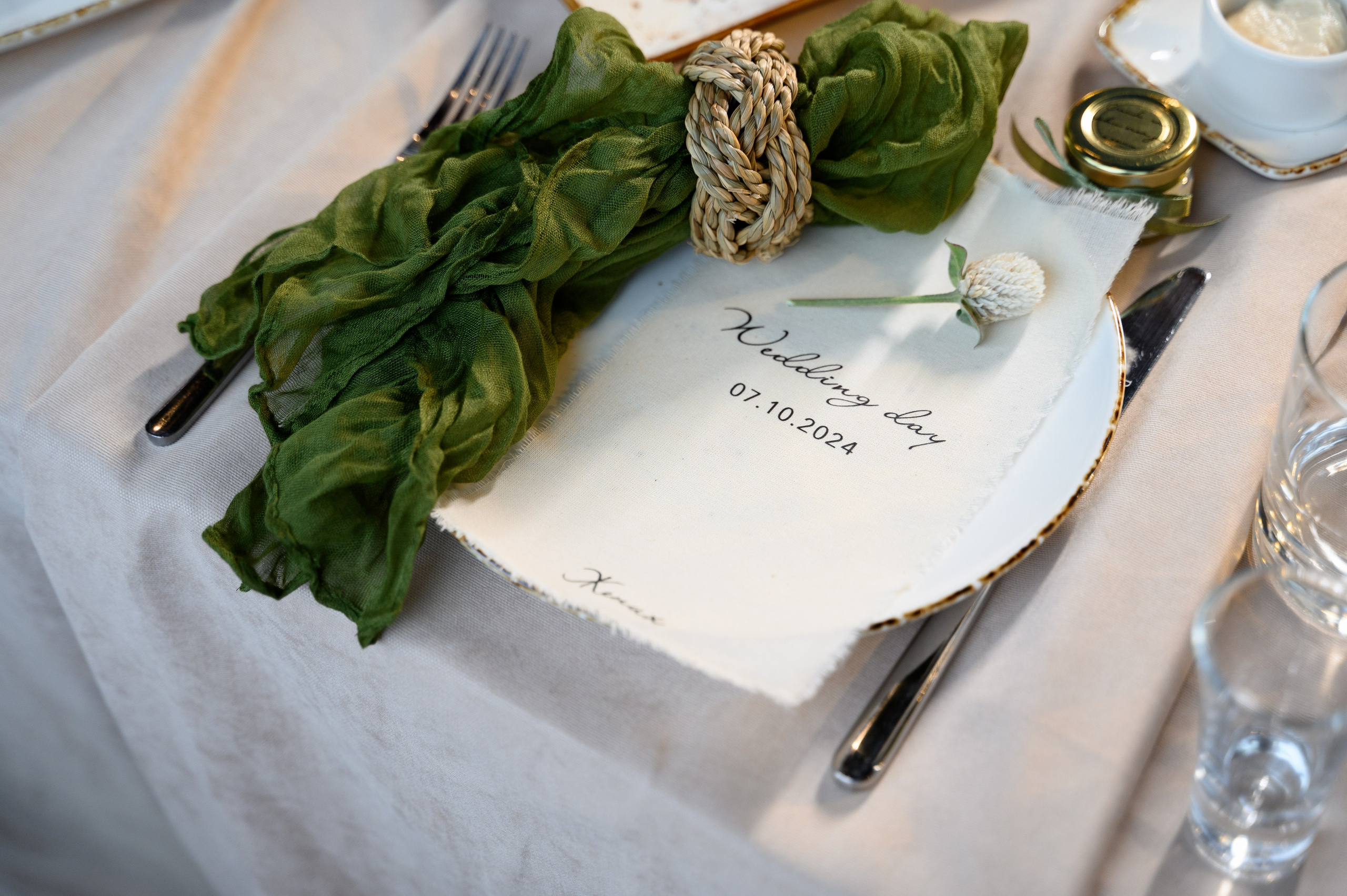 Праздничные столы, накрытые с любовью, создают атмосферу уюта и праздника