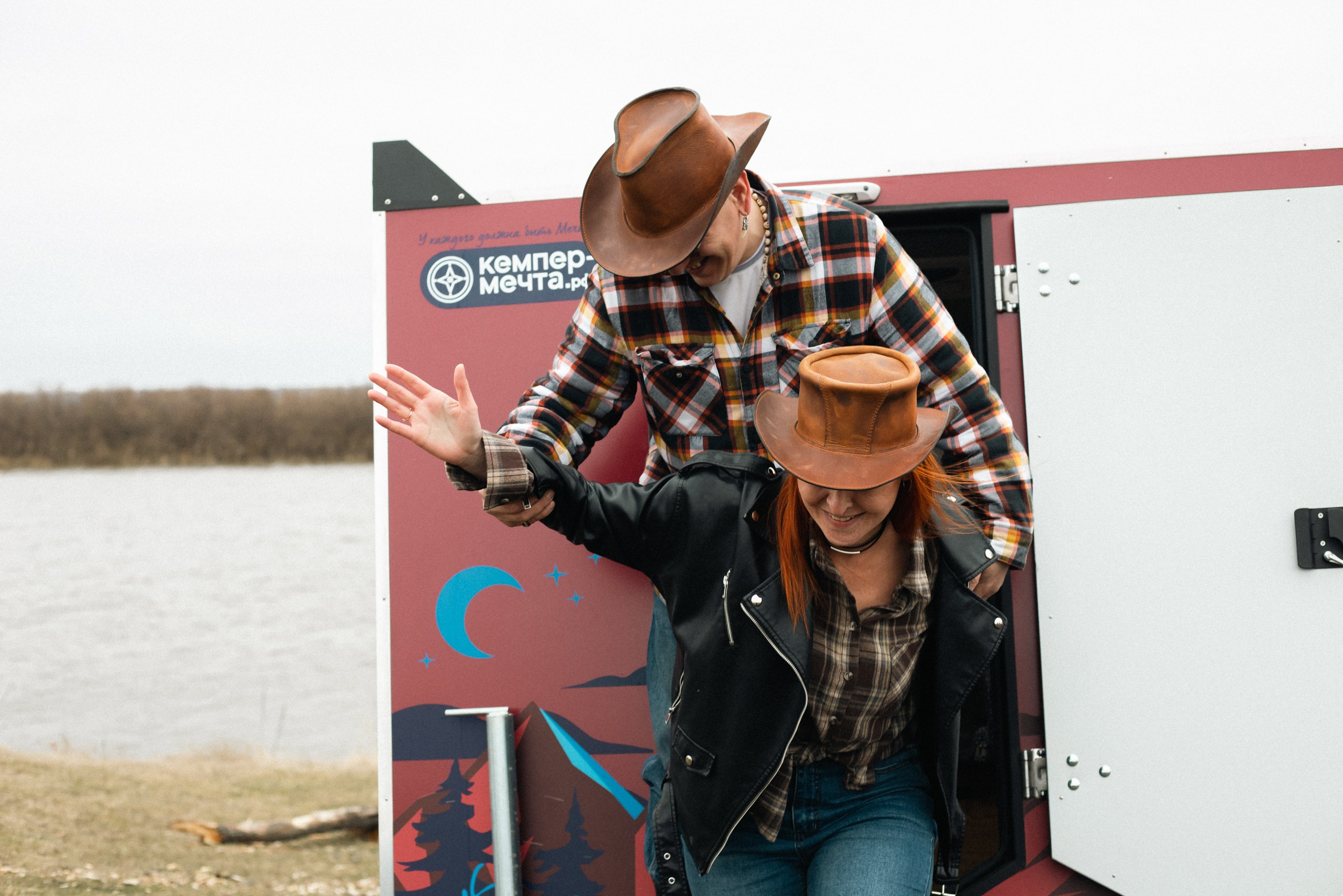 Love story camper. Фотограф в Тюмени Даша Михнова. Портреты, фотопроекты, фотодни