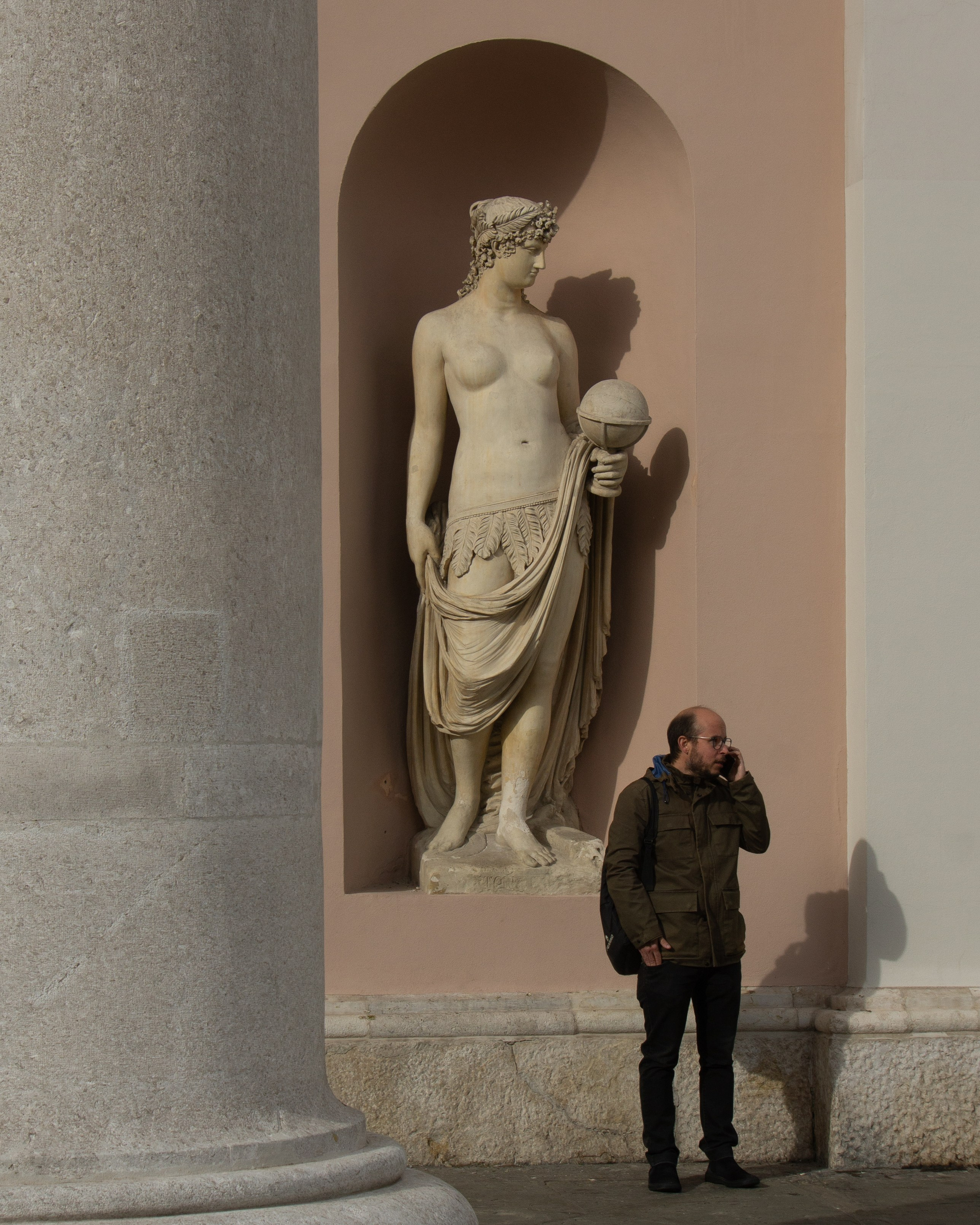 Uomini e telefoni. Fotografo Alina Imanbaeva Trieste e FVG