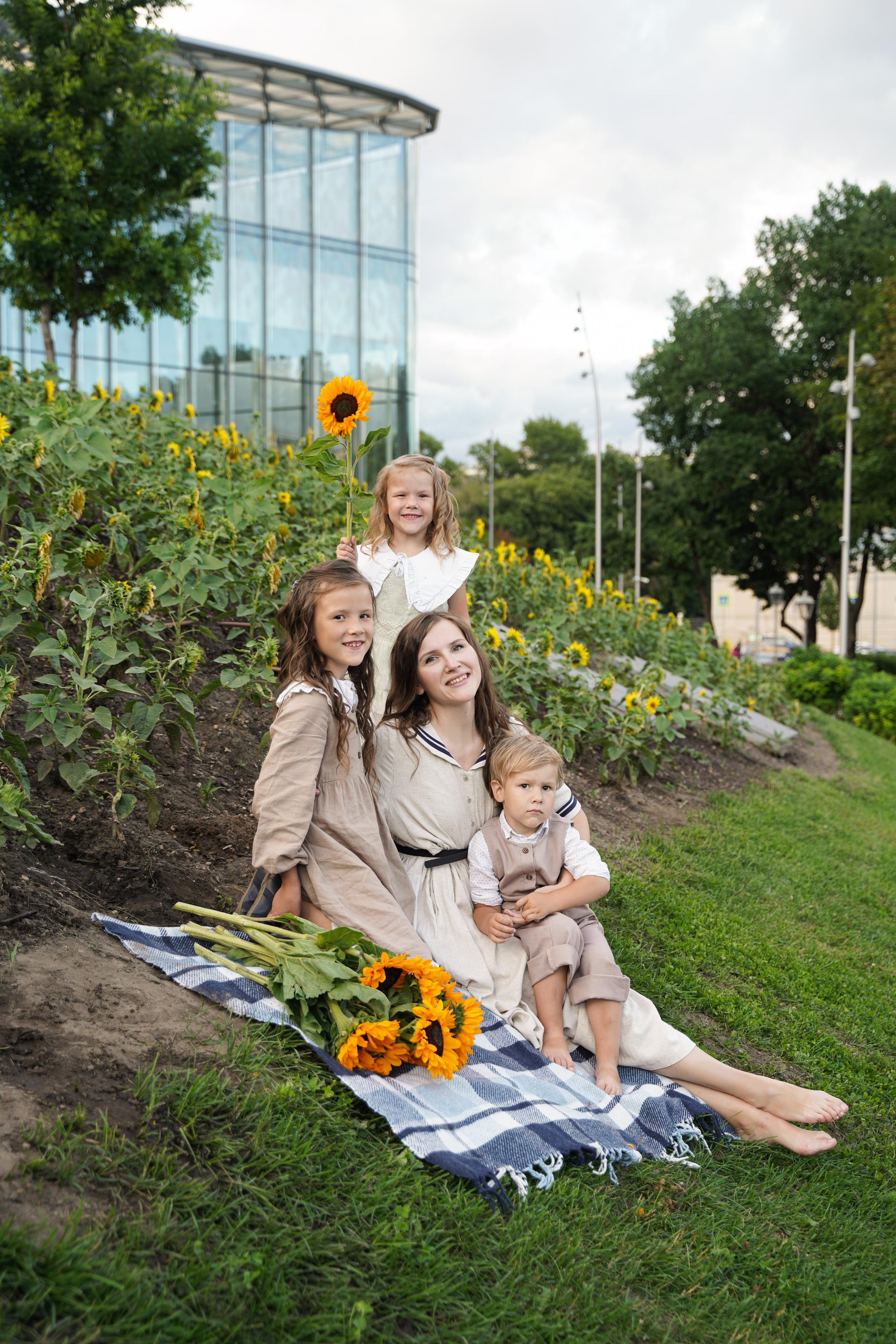 Семейная фотосессия с подсолнухами. Главная