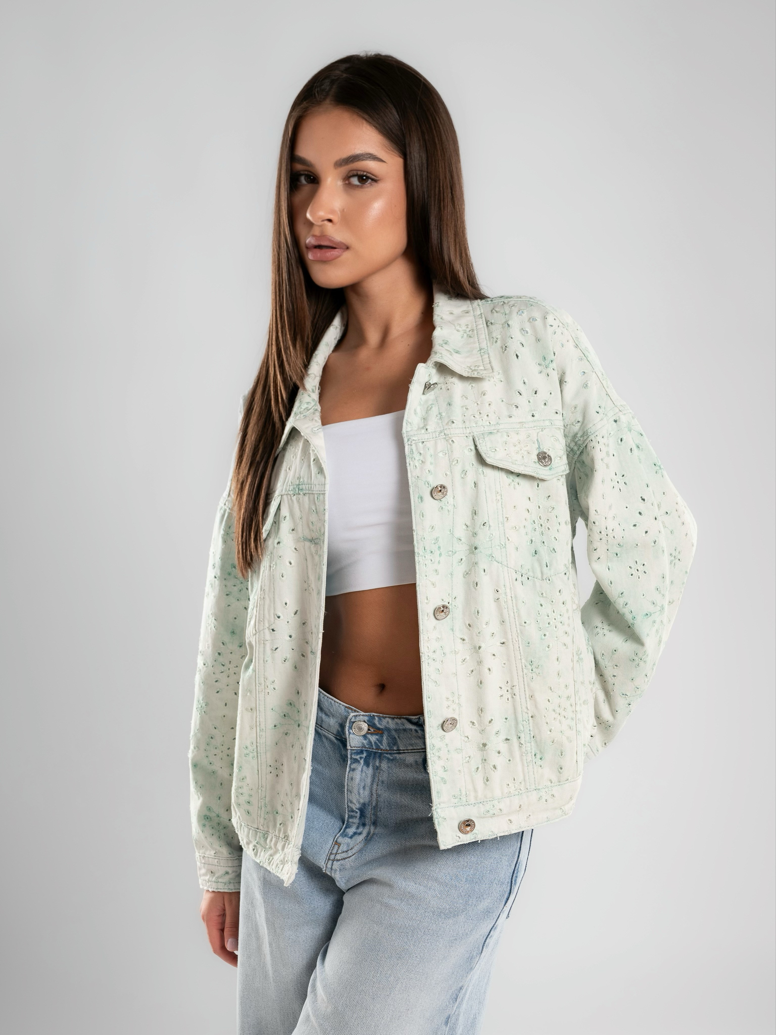 Джинсовые куртки на 2х моделях. Предметный фотограф, фото для маркетплейсов Пятигорск, КМВ