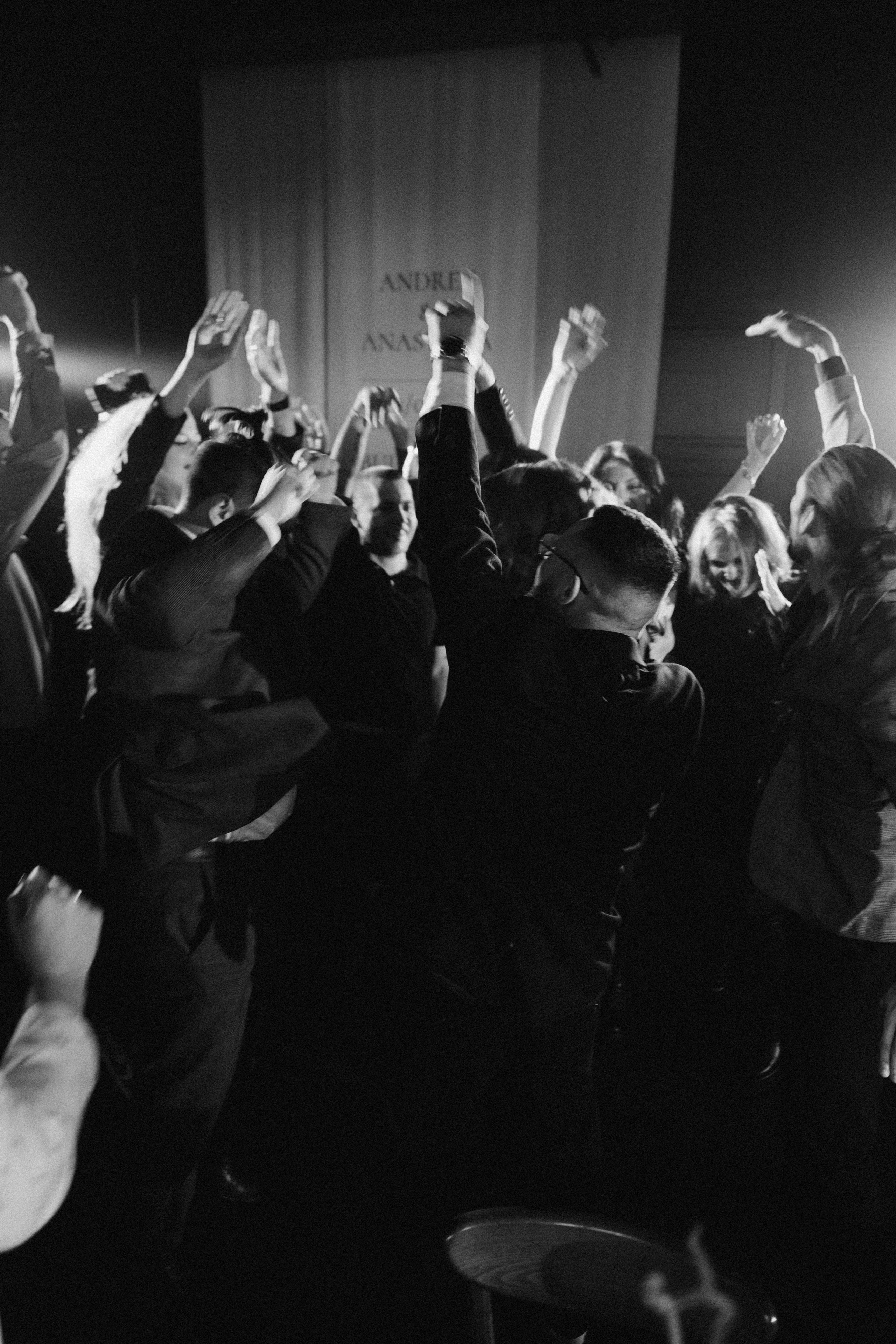 Свадьба в Питере. HELD BY LOVE. Фотограф в Астрахани Радмир Баймухамедов