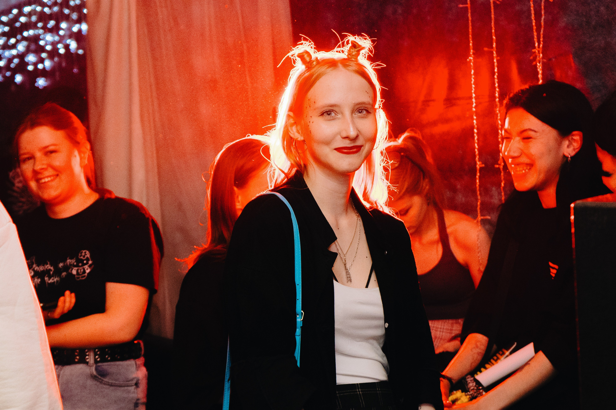 Playingtheangel. Уфа. Маленький зал, красный свет, мощный звук. Фотограф Гильмутдинов Руслан