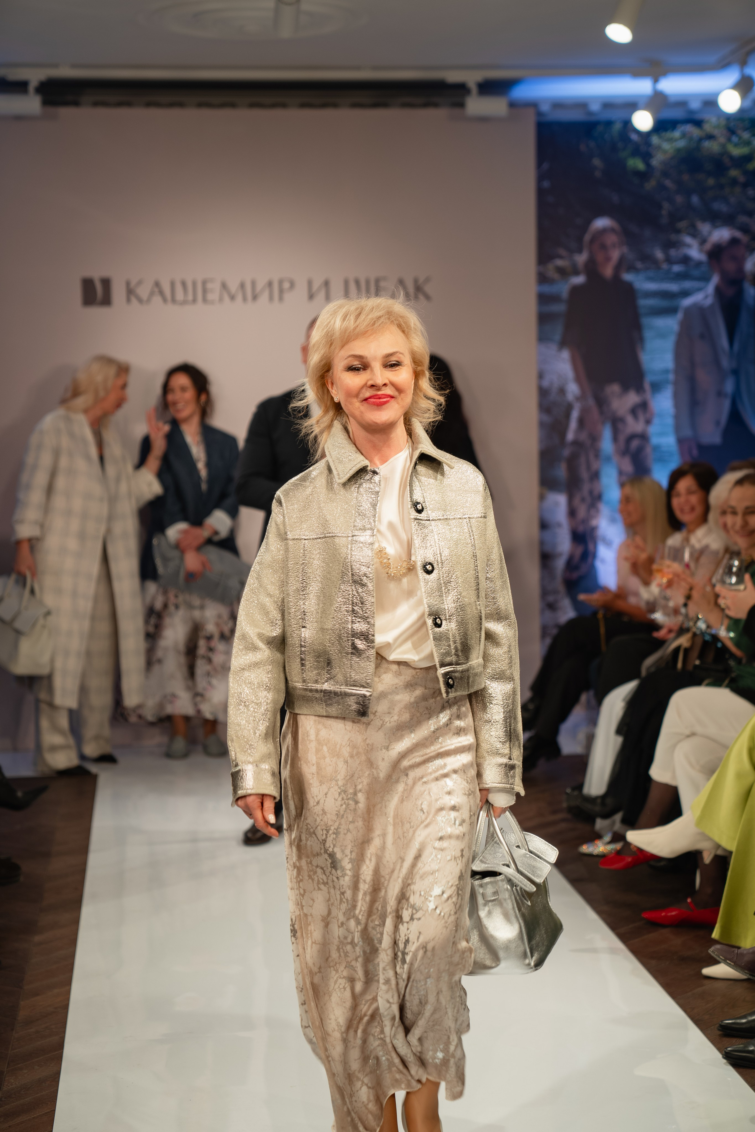 Модельный показ. Занимаюсь профессиональной фотографией и живу рядом с Байкалом. Работаю в разных жанрах