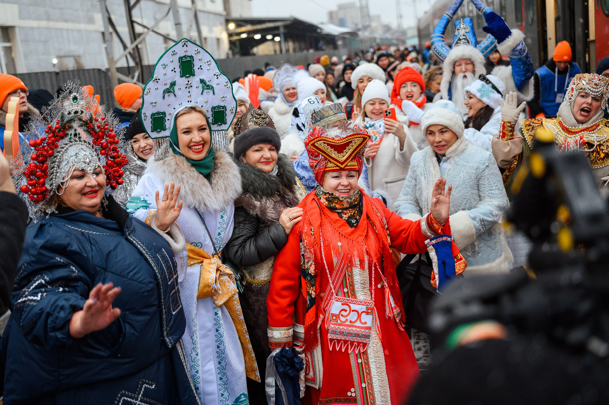 Новогодние волонтеры | Открытие Новогодней столицы Кирова 2025. Репортажный фотограф в Кирове Александр Лутошкин