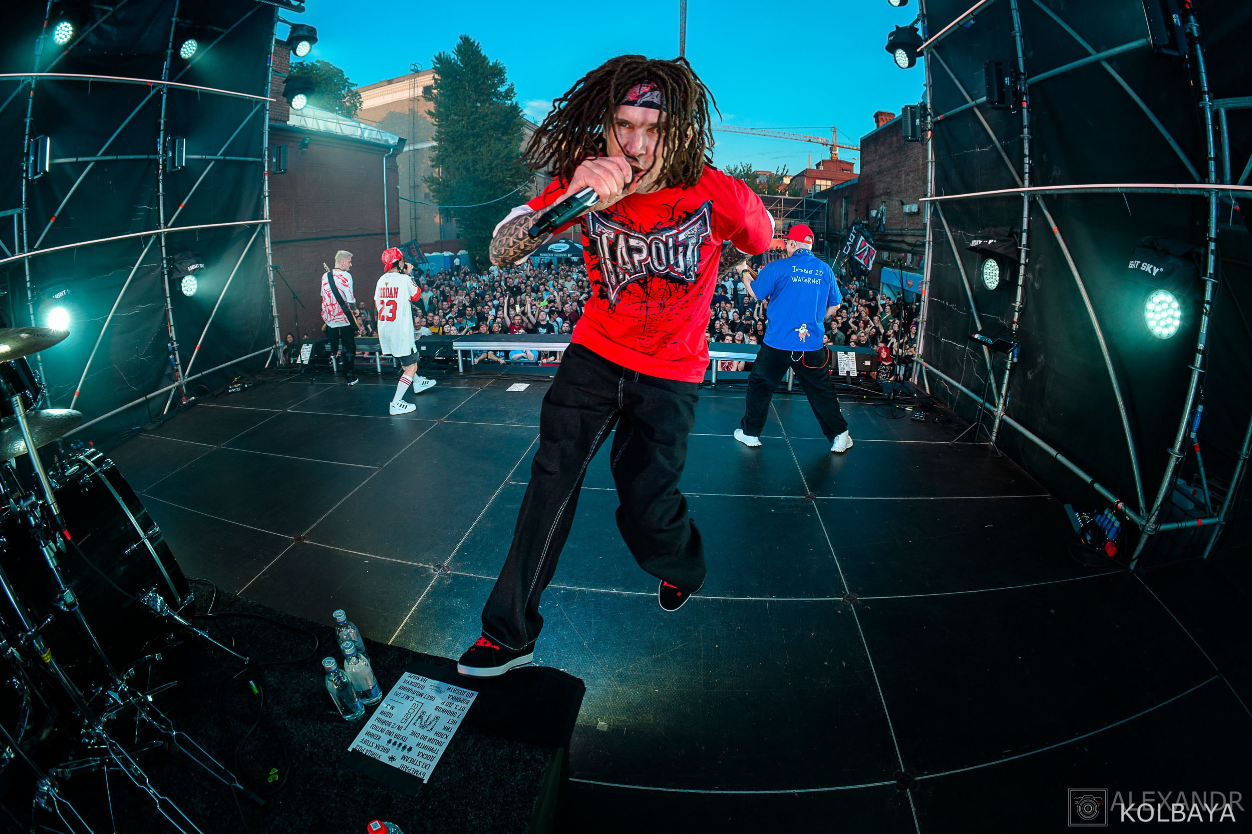Фоторепортаж с концерта группы СЛОТ на Red Summer 2025. Концертный и театральный репортажный фотограф в Москве Александр Колбая