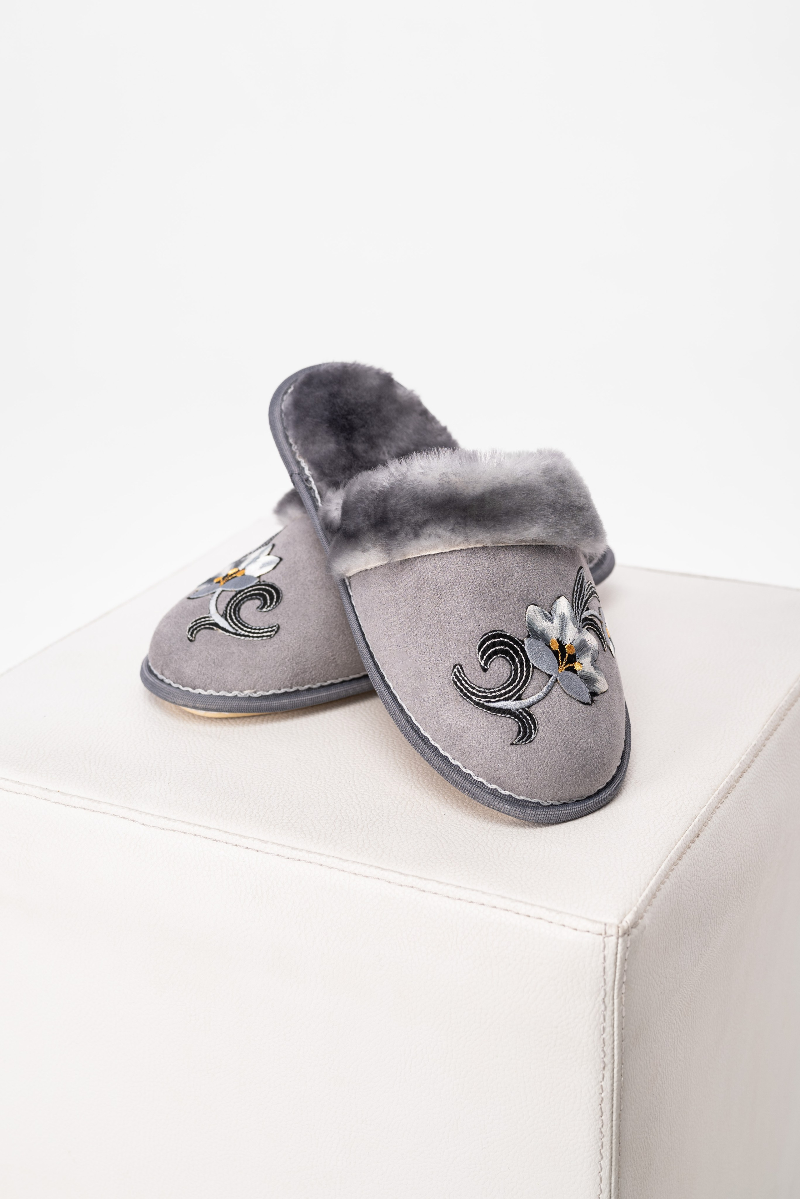 Тапочки и чуни. Предметный фотограф, фото для маркетплейсов Пятигорск, КМВ