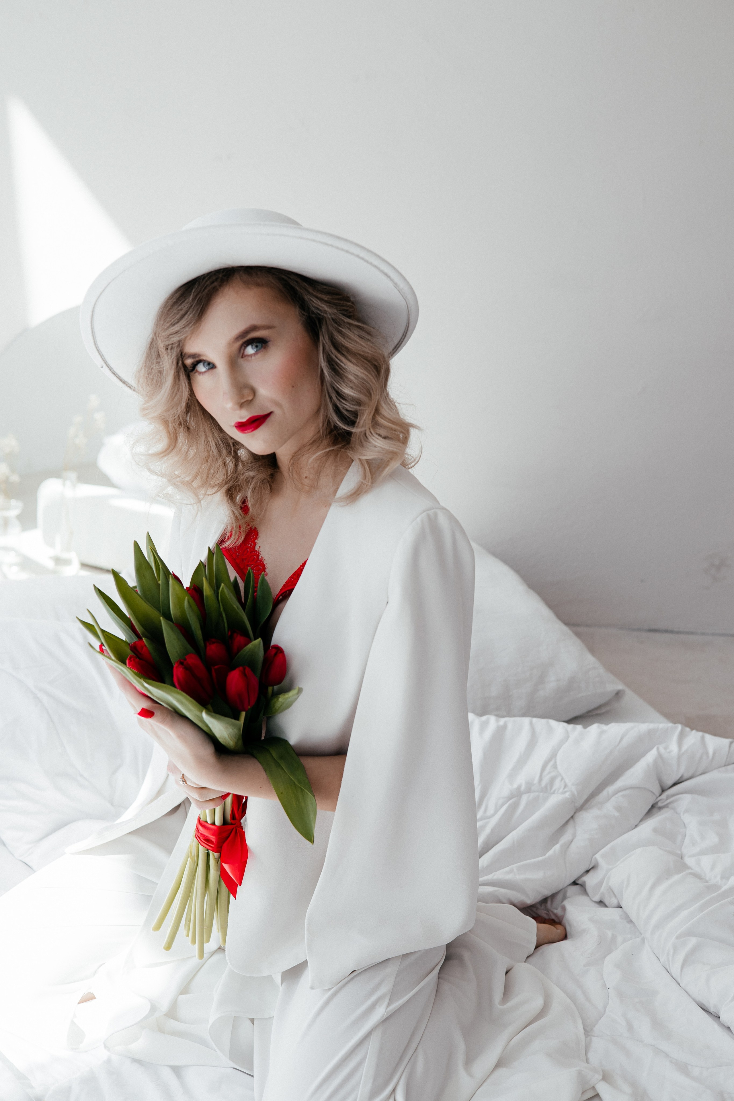 Анна. Красные тюльпаны