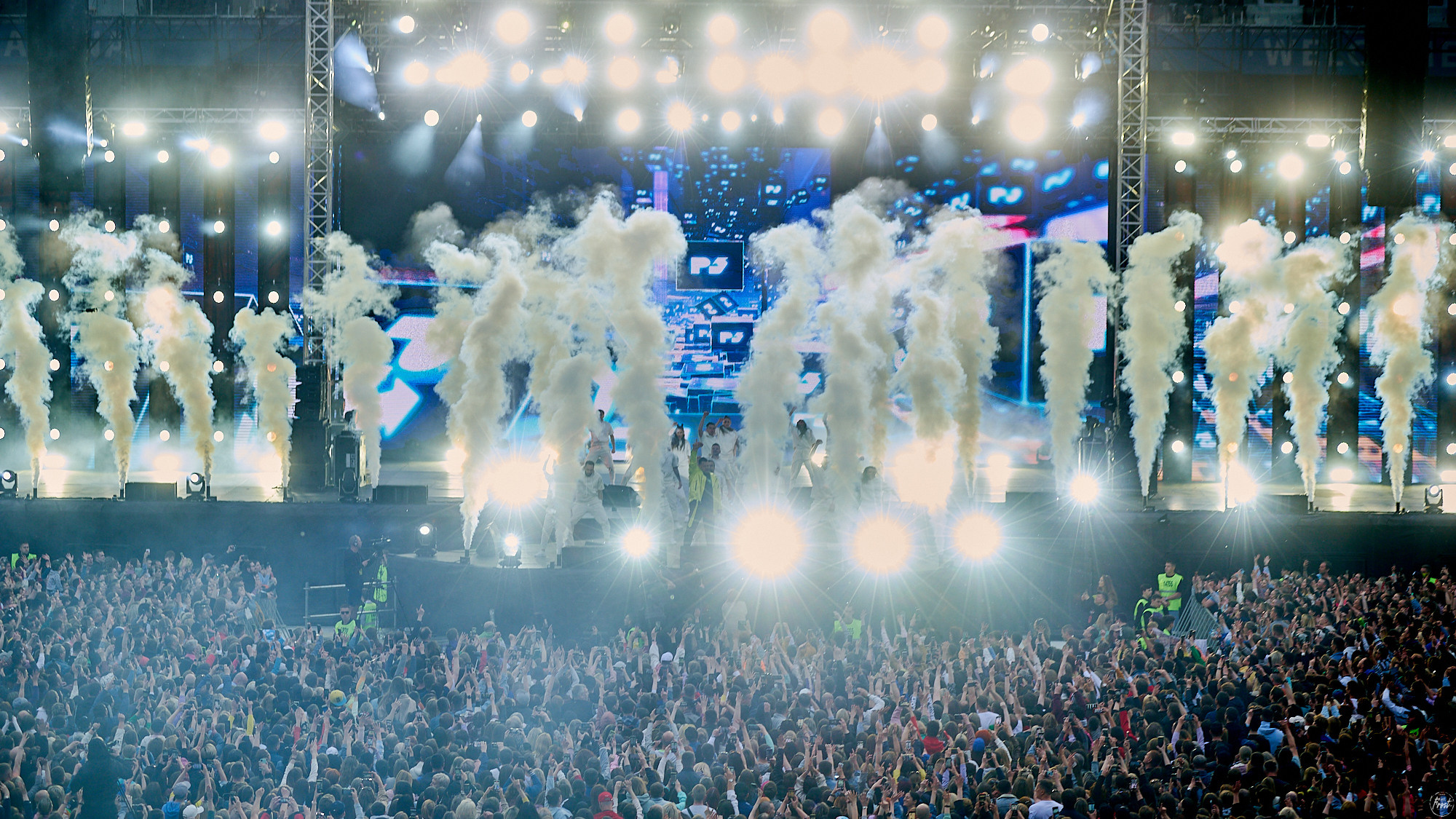 РУКИ ВВЕРХ!. Фотографии отовсюду и обо всем