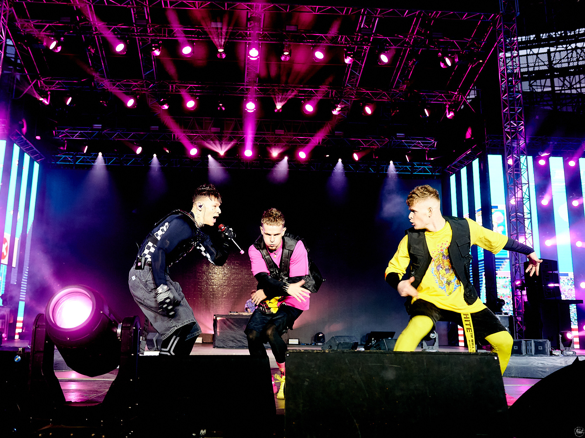 РУКИ ВВЕРХ!. Фотографии отовсюду и обо всем