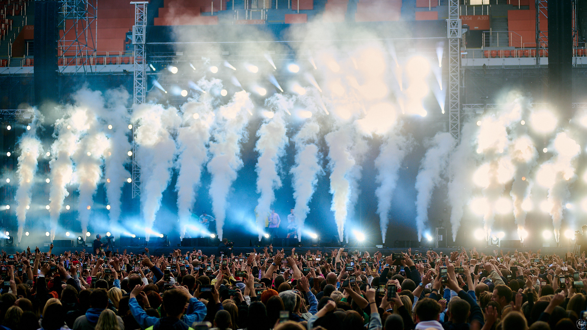 РУКИ ВВЕРХ!. Фотографии отовсюду и обо всем