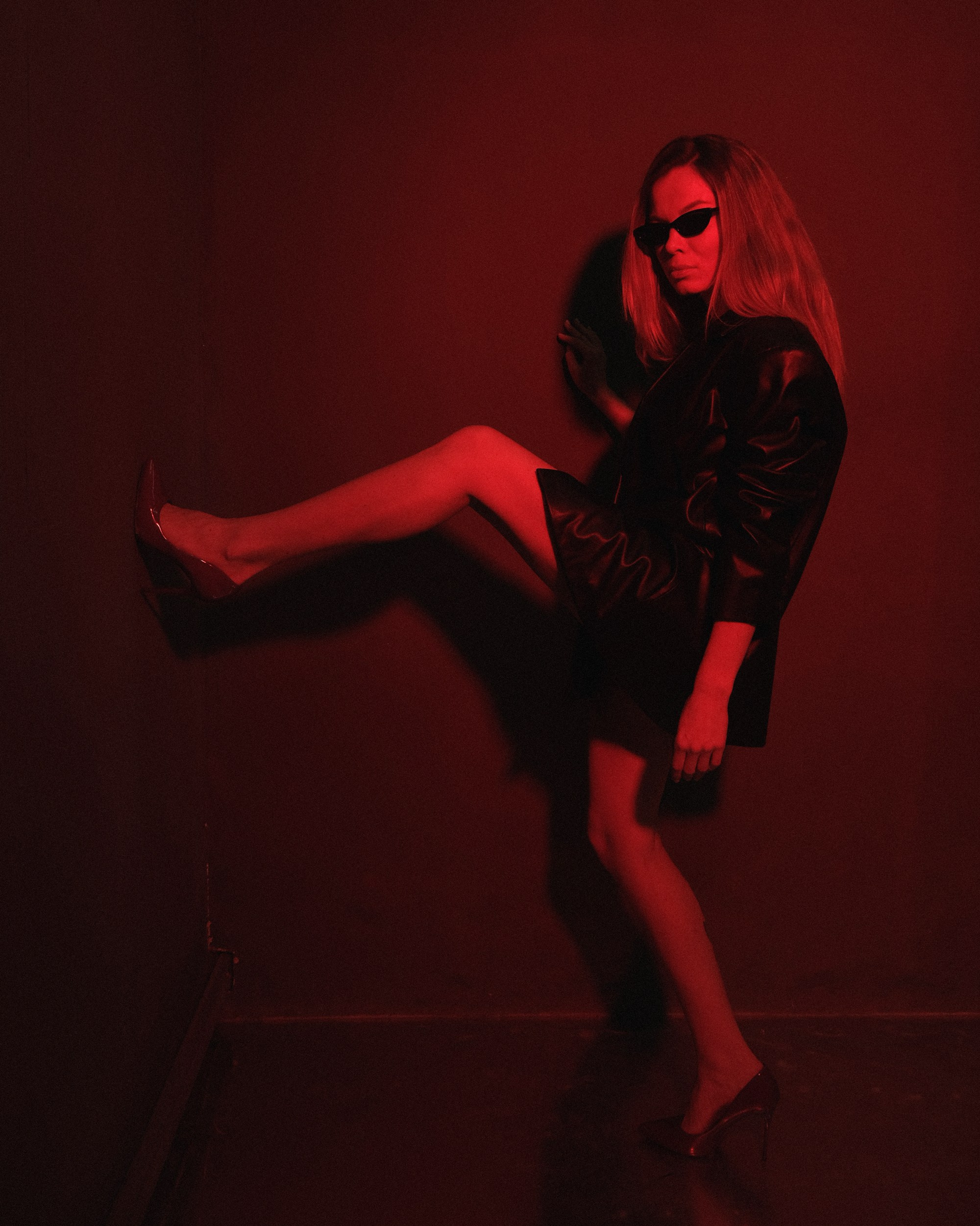 Портретный фотограф в Москве Калагина Светлана. Профессиональная фотосессия в студии с цветным светом. Дерзкая фотосессия для девушки.