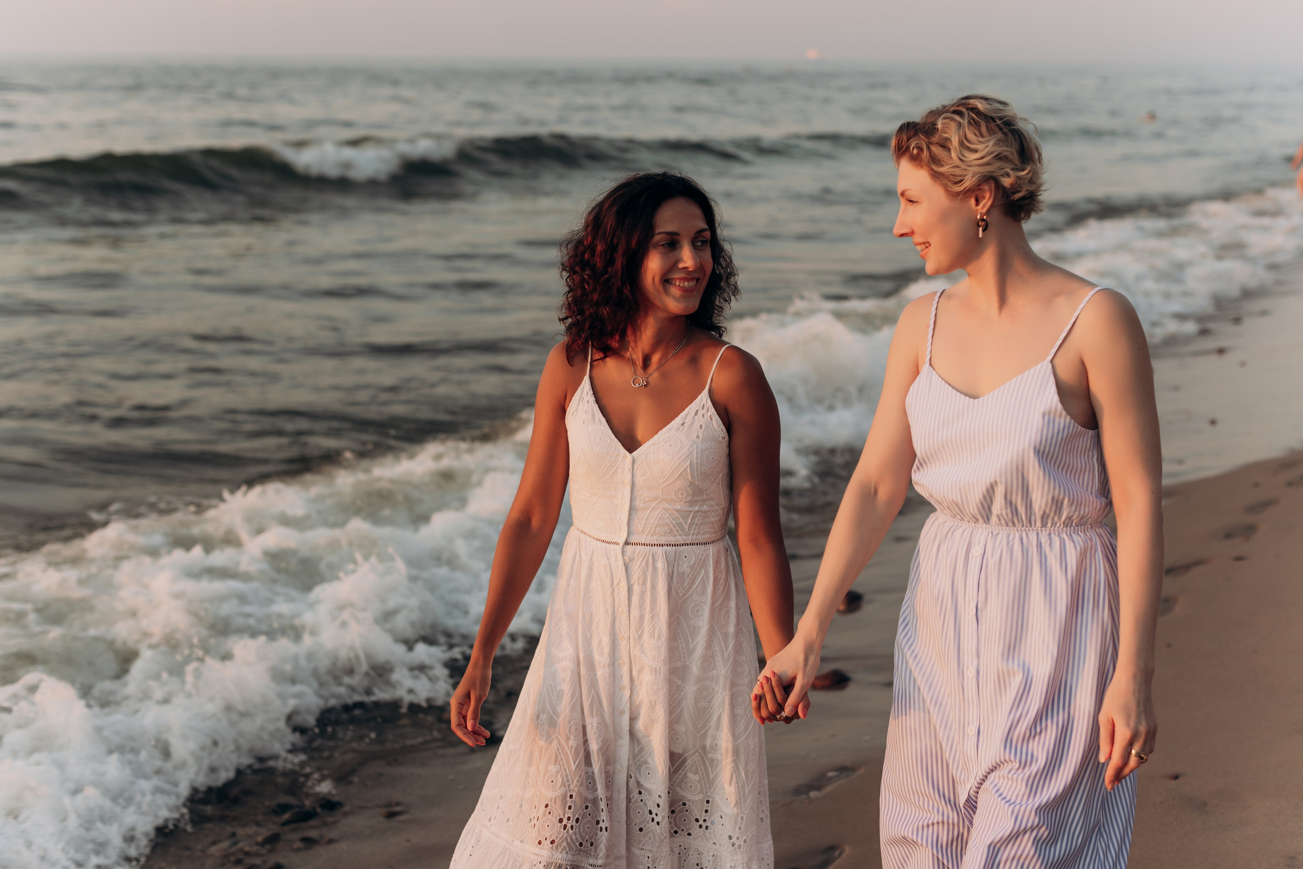 Подруги Пионеский Сосновый бор закат. Фотограф в Калининграде свадебная фотография, репортажная, фотосессии