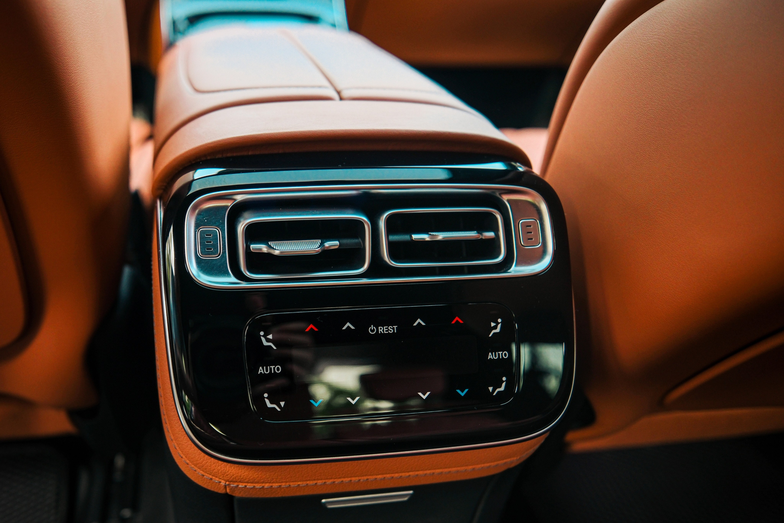 Профессиональная фотосессия Mercedes-Benz S-класс в&nbsp;Новосибирске. Автомобильный фотограф Чанчин Владимир: детальные снимки кузова, интерьера и&nbsp;динамики. Съемка автомобиля для продажи