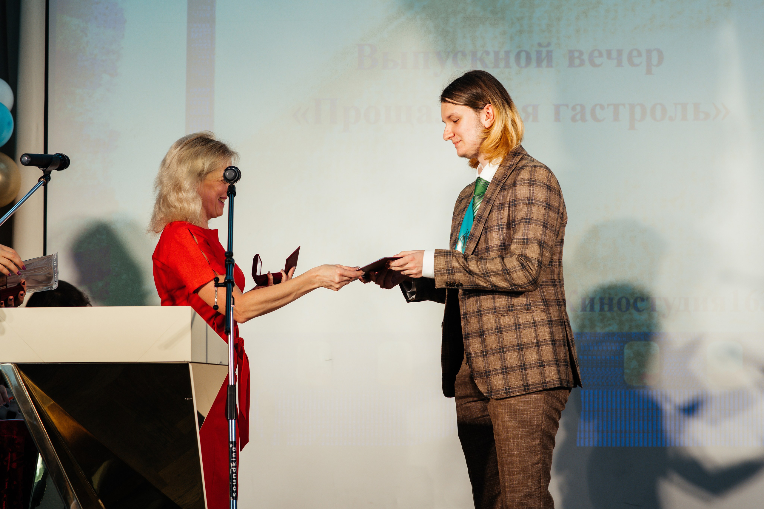 Вручение аттестатов. Выпускные альбомы в Подольске Москве и МО