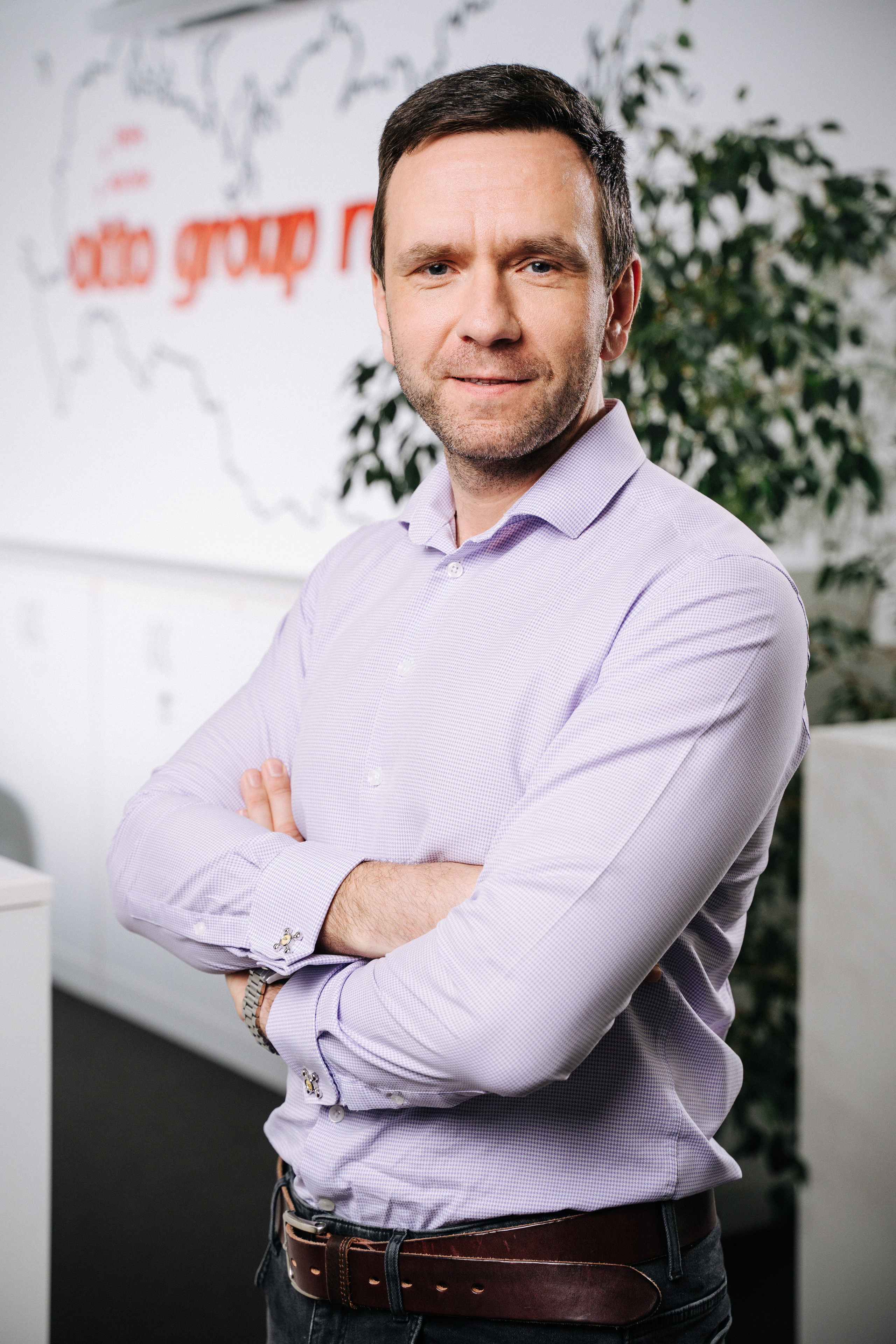 Атмосферное командное фото в лаунж-зоне офиса — культура и командный дух.