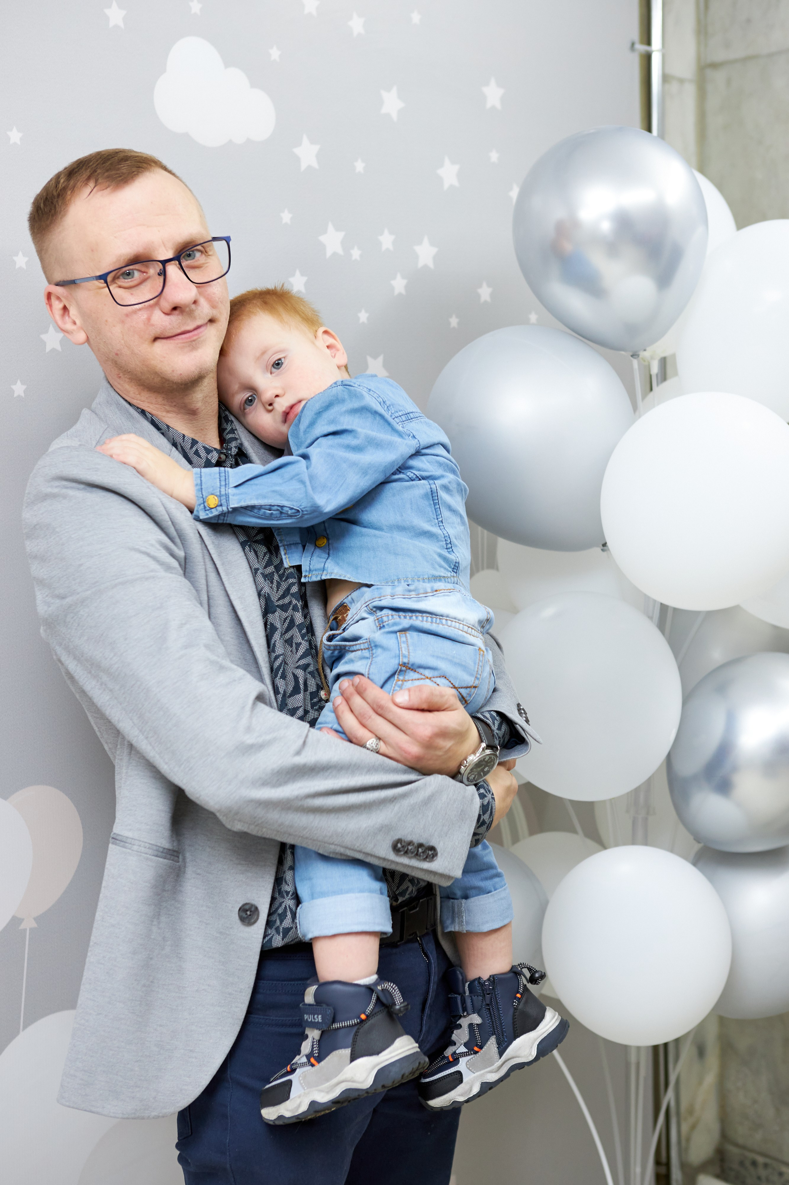 Фотосъемка выписки из роддома по мотивам Алисы в стране чудес