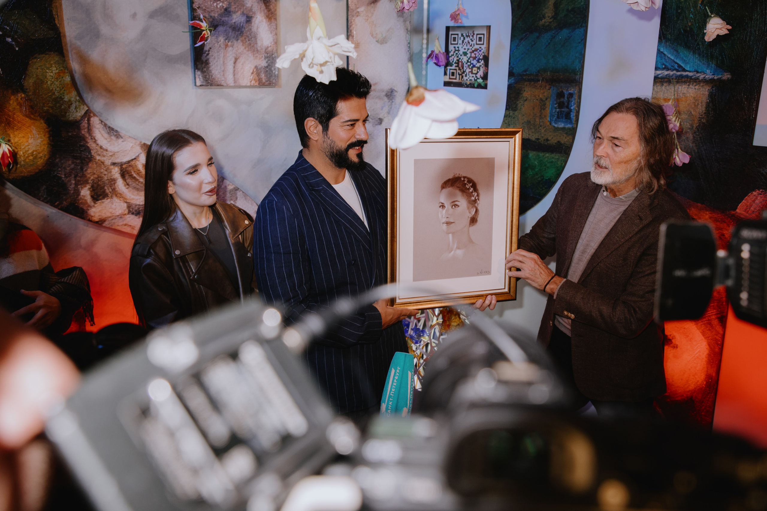 Бурак Озчивит посетил выставку Никаса Сафронова. Фотограф в Москве и Санкт-Петербурге Дарина