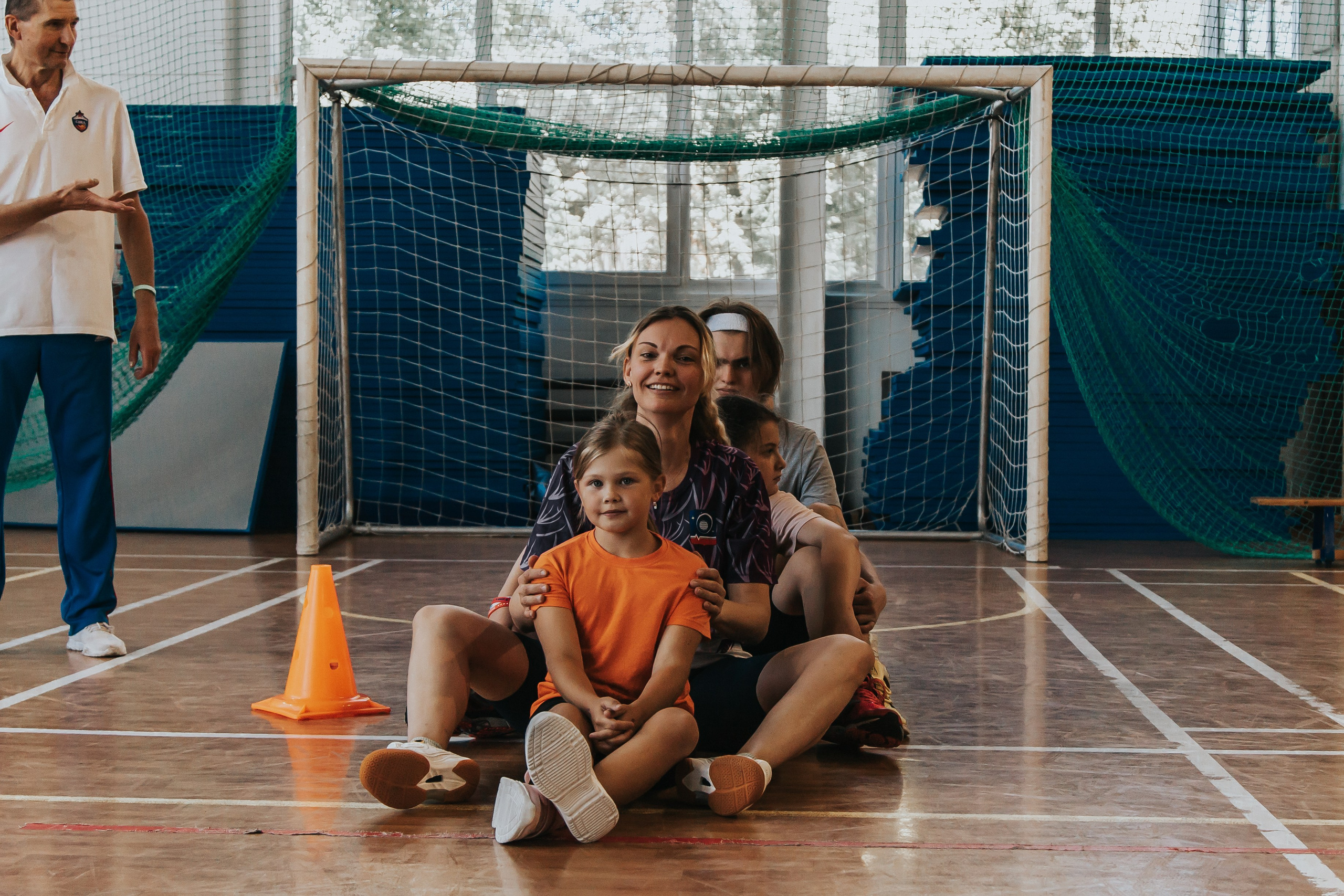 Репортажная спортивная съемка г. Королев стадион Металлист «папа, мама, я — спортивная семья». Юлия Егорова | Свадебный фотограф, семейный фотограф Москва, МО • Портреты • репортажи • день рождения • Love Story • дети