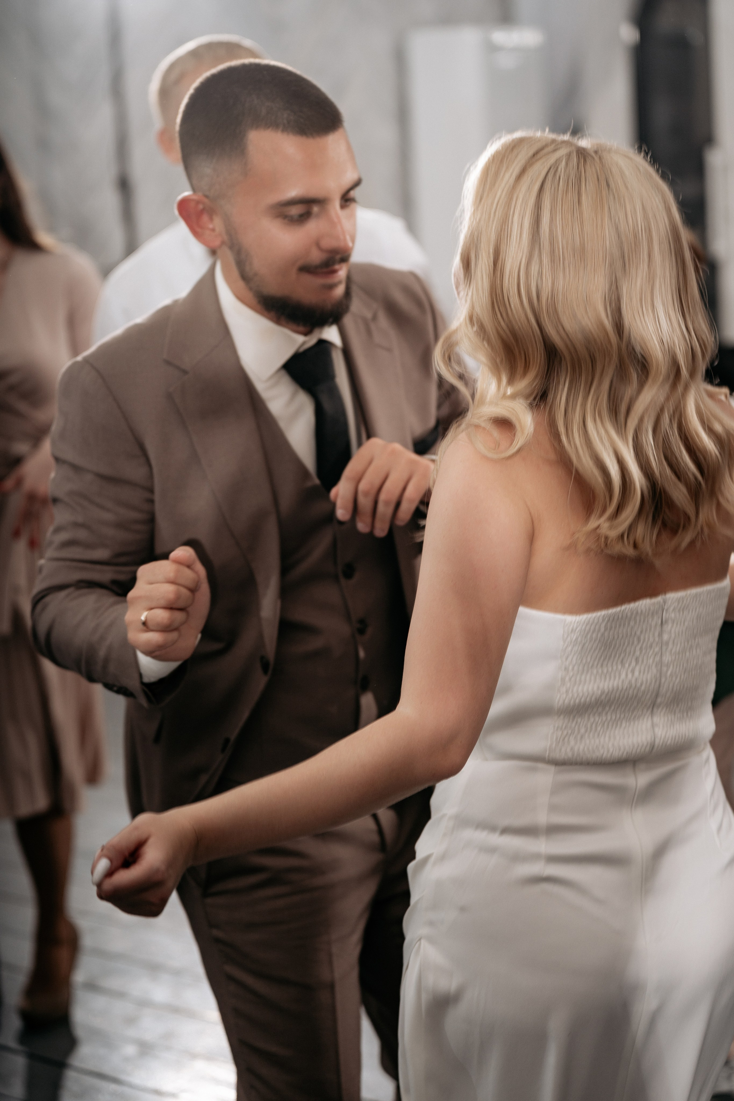 Свадебное платье на фоне морского пейзажа - стильная фотосессия от фотографа Геленджик.