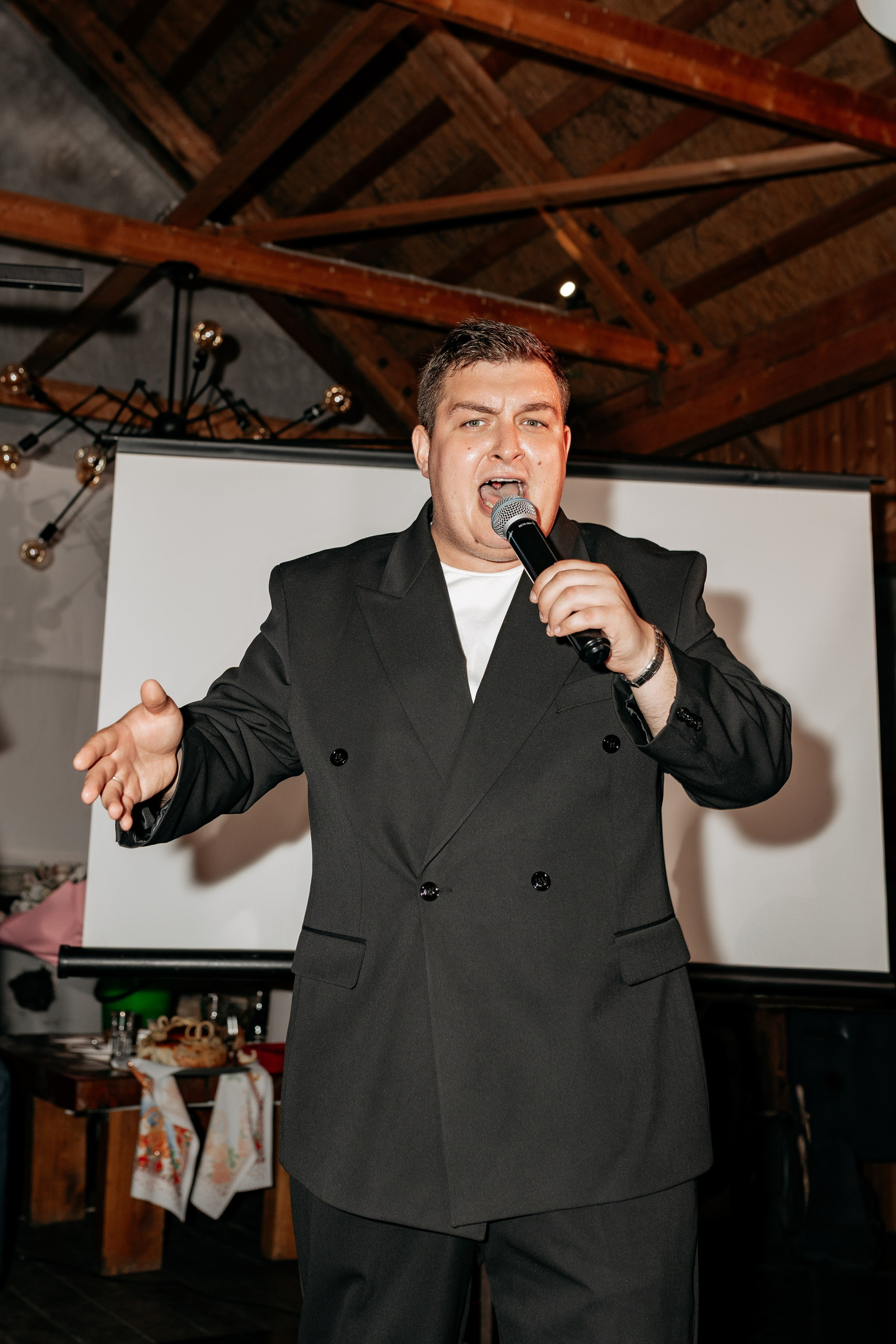 Свадебная фотография на банкете в усадьбе Семигорье. Свадебный ведущий.