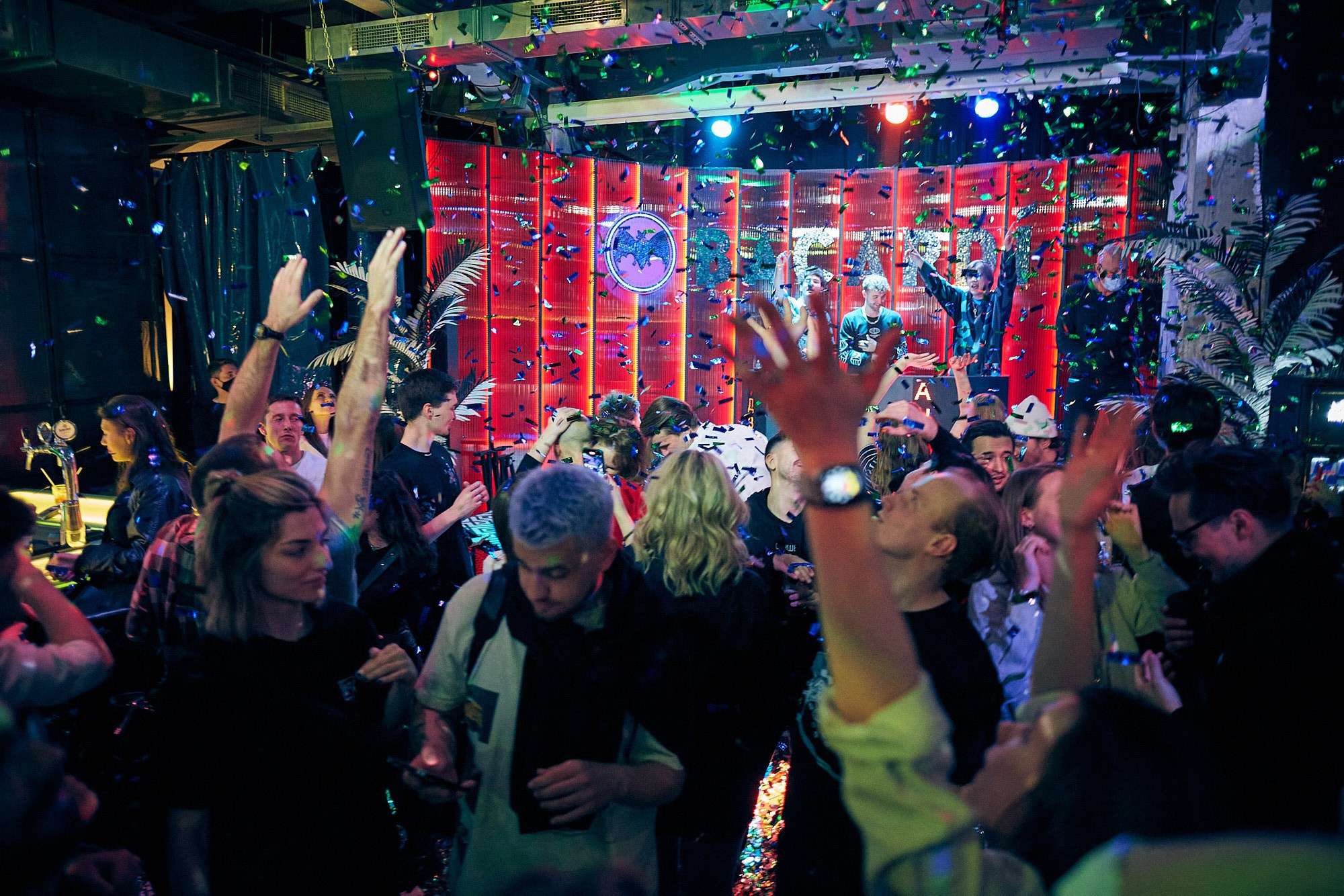 Фотограф на концерте группы «Мальчишник» — репортажная съёмка в баре. Репортажный фотограф в Москве — Дмитрий Тарасов | Съёмка мероприятий, концертов, корпоративов