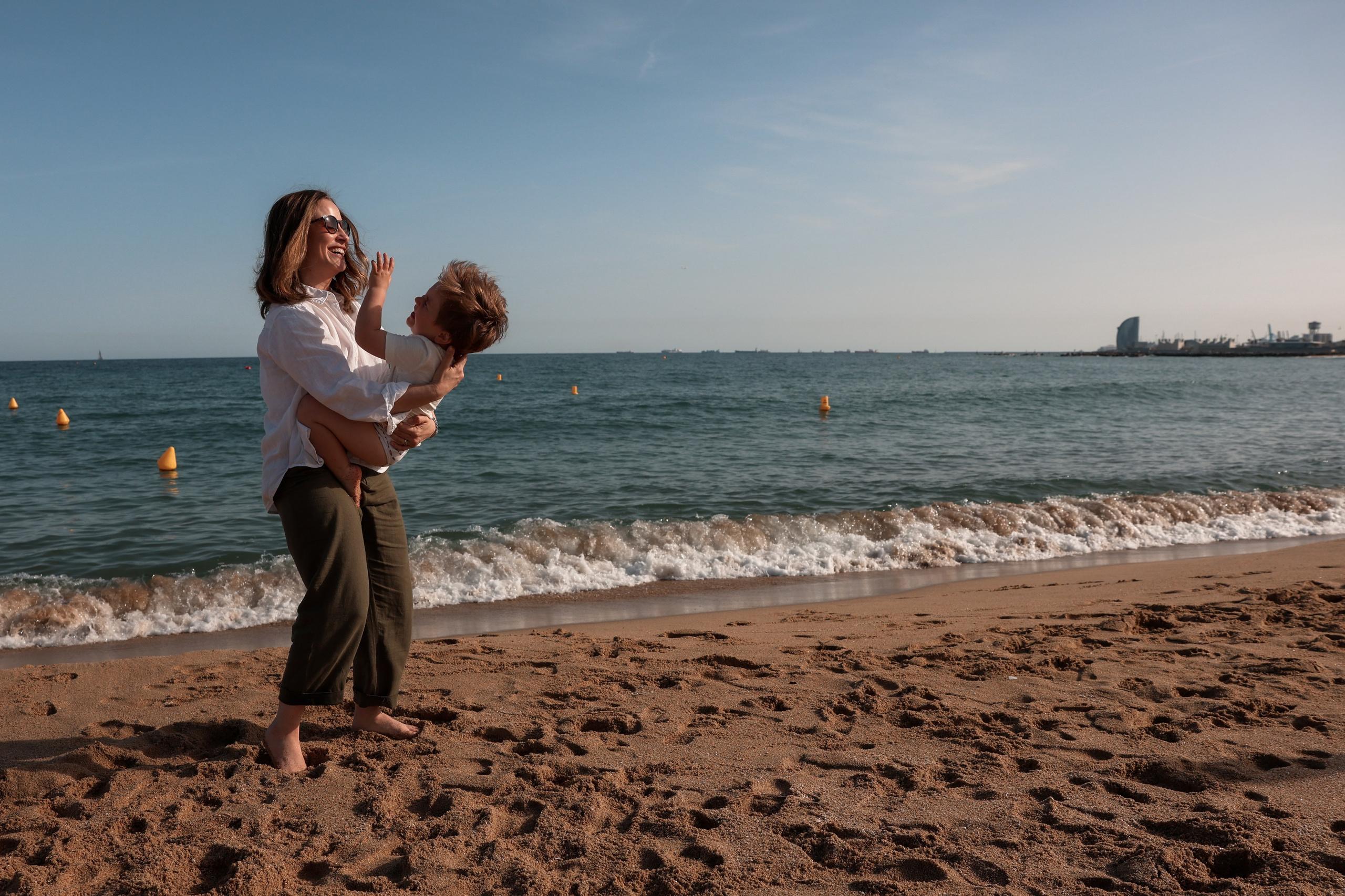 Family pizza at the sea. Natalia Zhuravleva|family, newborn, maternity photographer in Barcelona