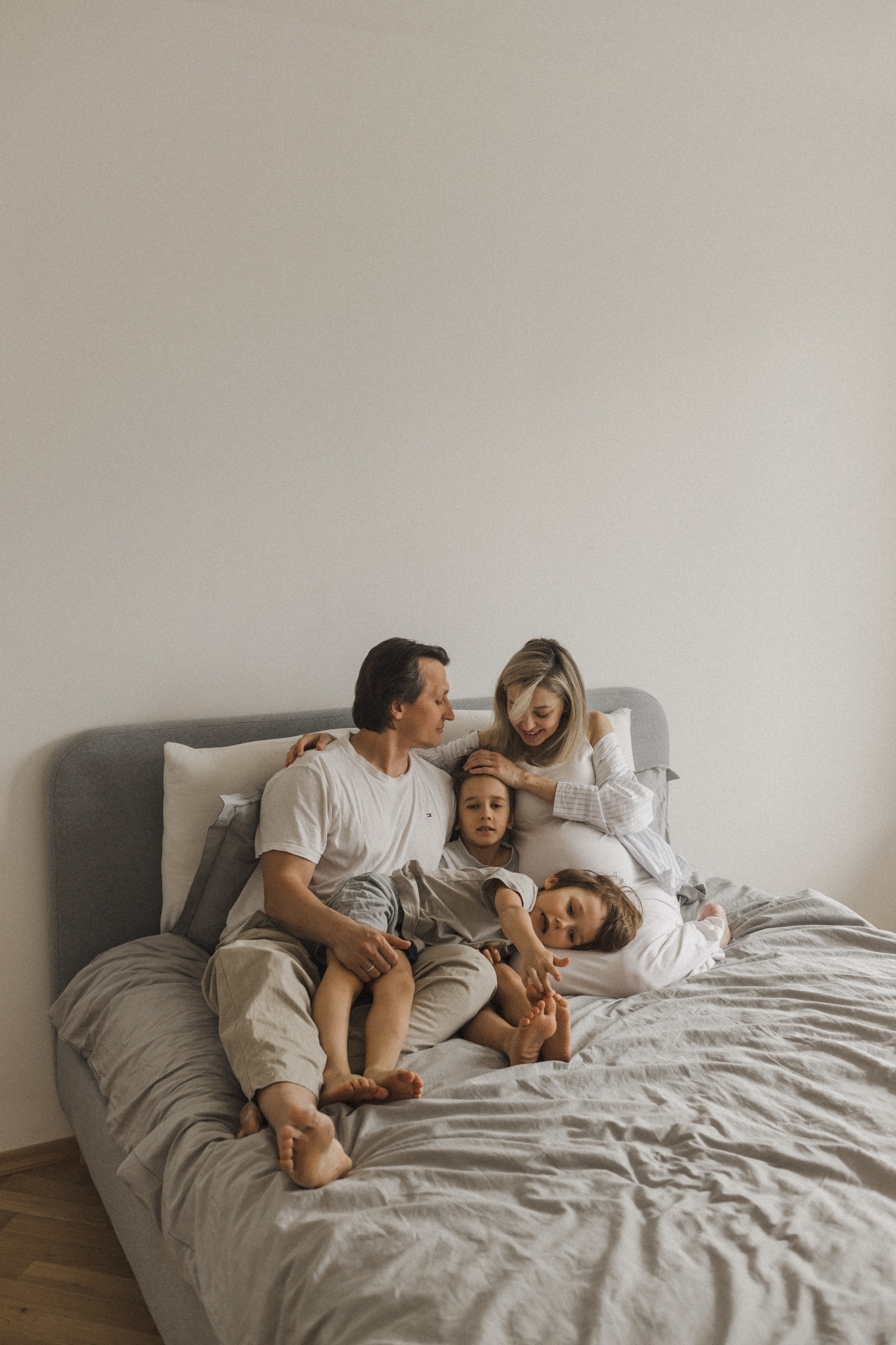 Катя, Паша, Валера и Родион ждут братика. Семейный фотограф в Москве