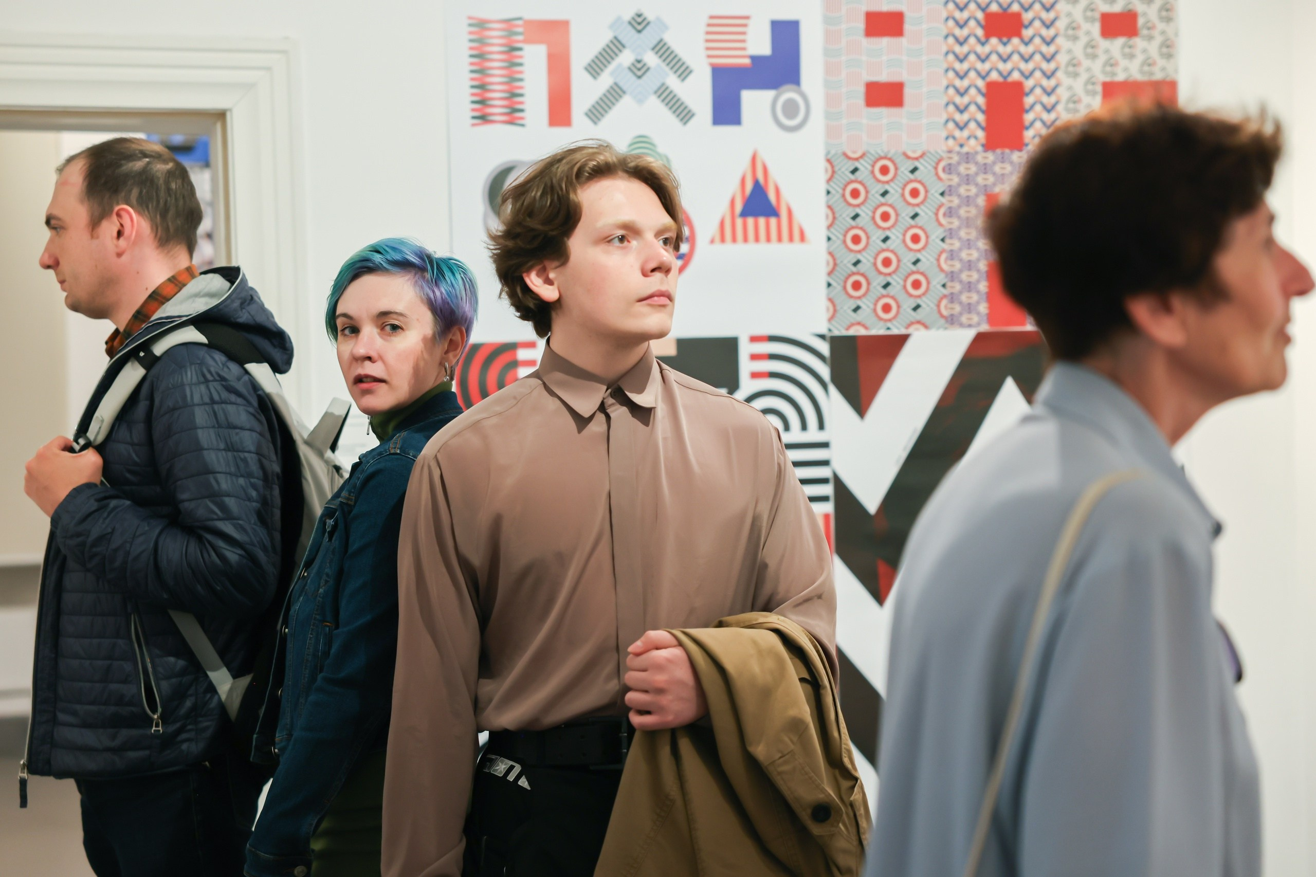 Открытие выставки «Глобальная биеннале графического дизайна „Золотая пчела 16“. Лучшие плакаты» в Доме Крафта (27 июня 2025). Репортажный фотограф Алексей Пирязев