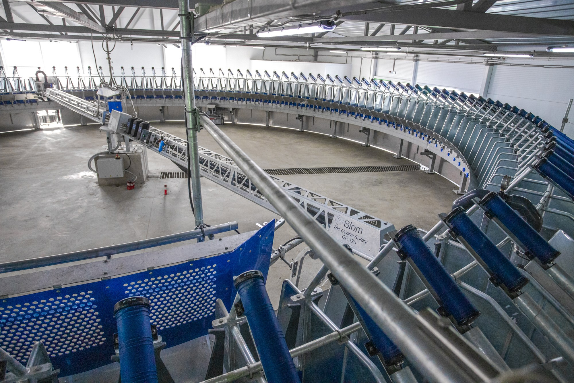 Открытие карусели для дойки скота. Репортажный, промышленный и маркетплейс-фотограф Дмитрий Чернат