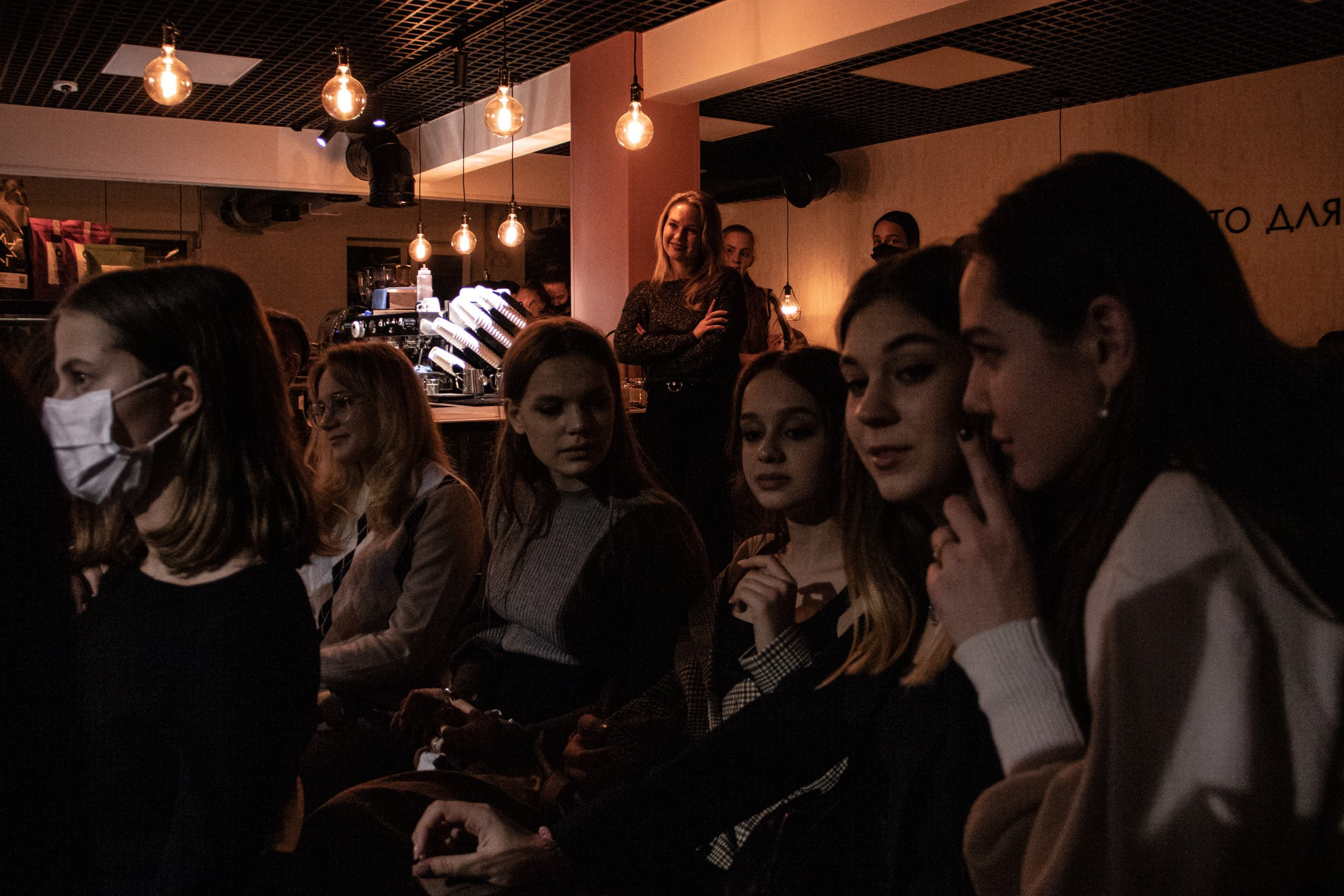 Презентация книги в кофейне «Издательство кофе». Репортажный, промышленный и маркетплейс-фотограф Дмитрий Чернат