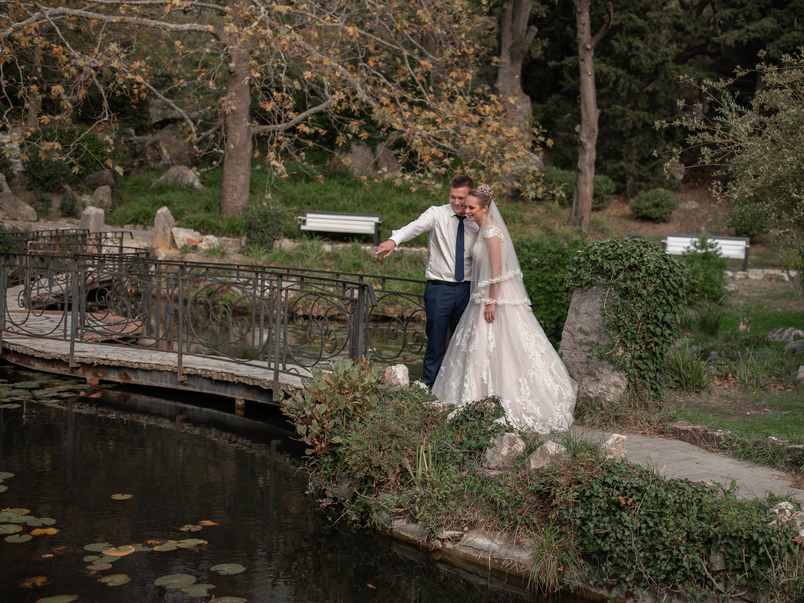 Свадебная фотосессия для жениха и невесты в Форосском парке