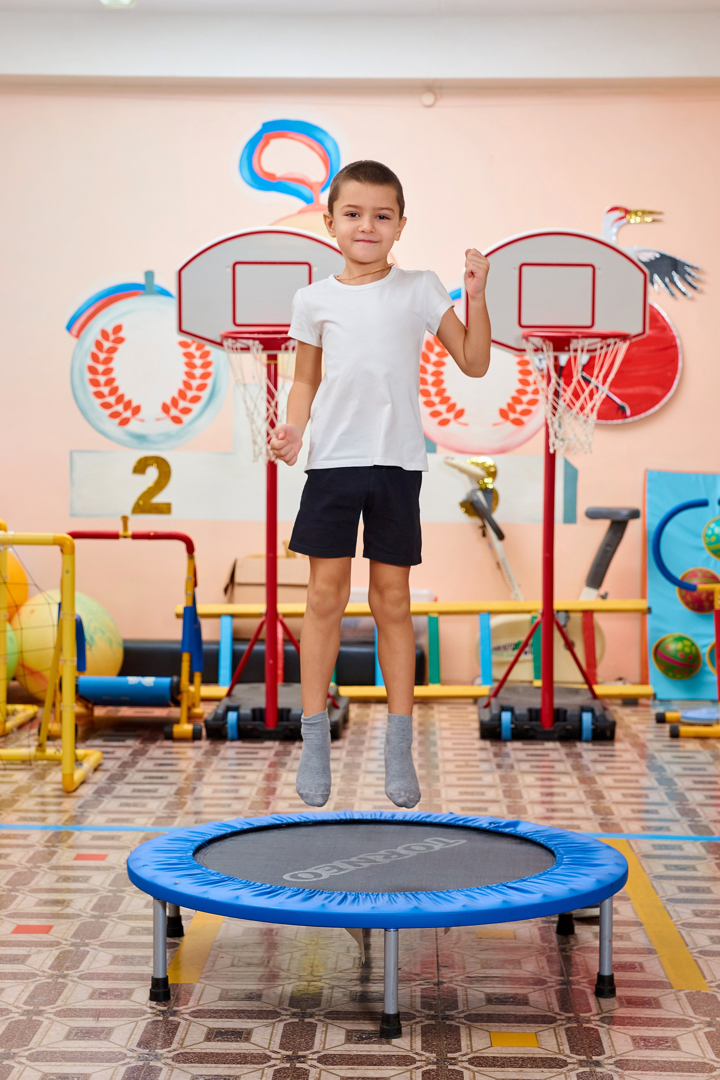 Занятие в спортзале. Childrenfoto.ru