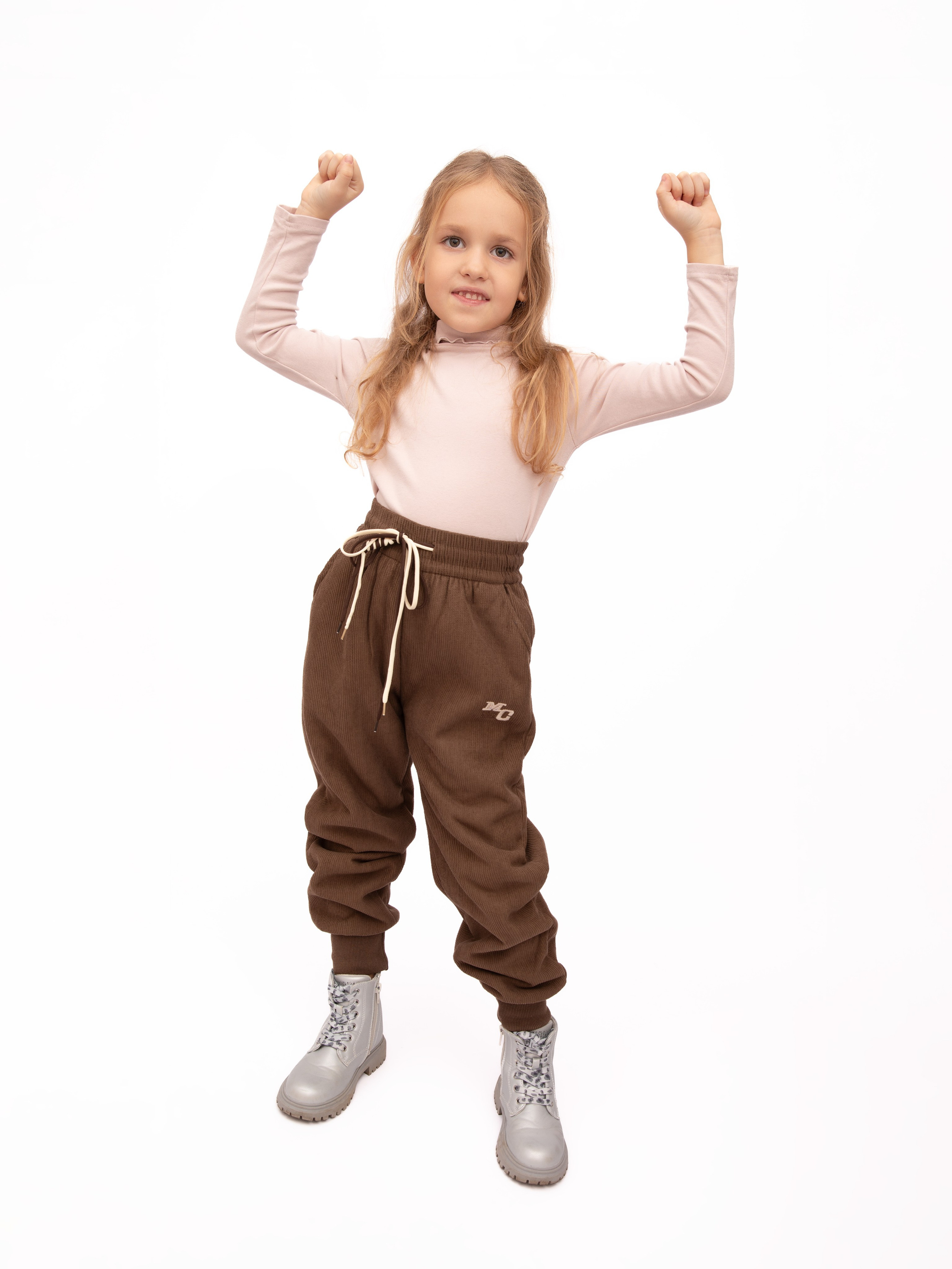 Детские брюки. Фотостудия предметной и модельной съёмки для маркетплейсов