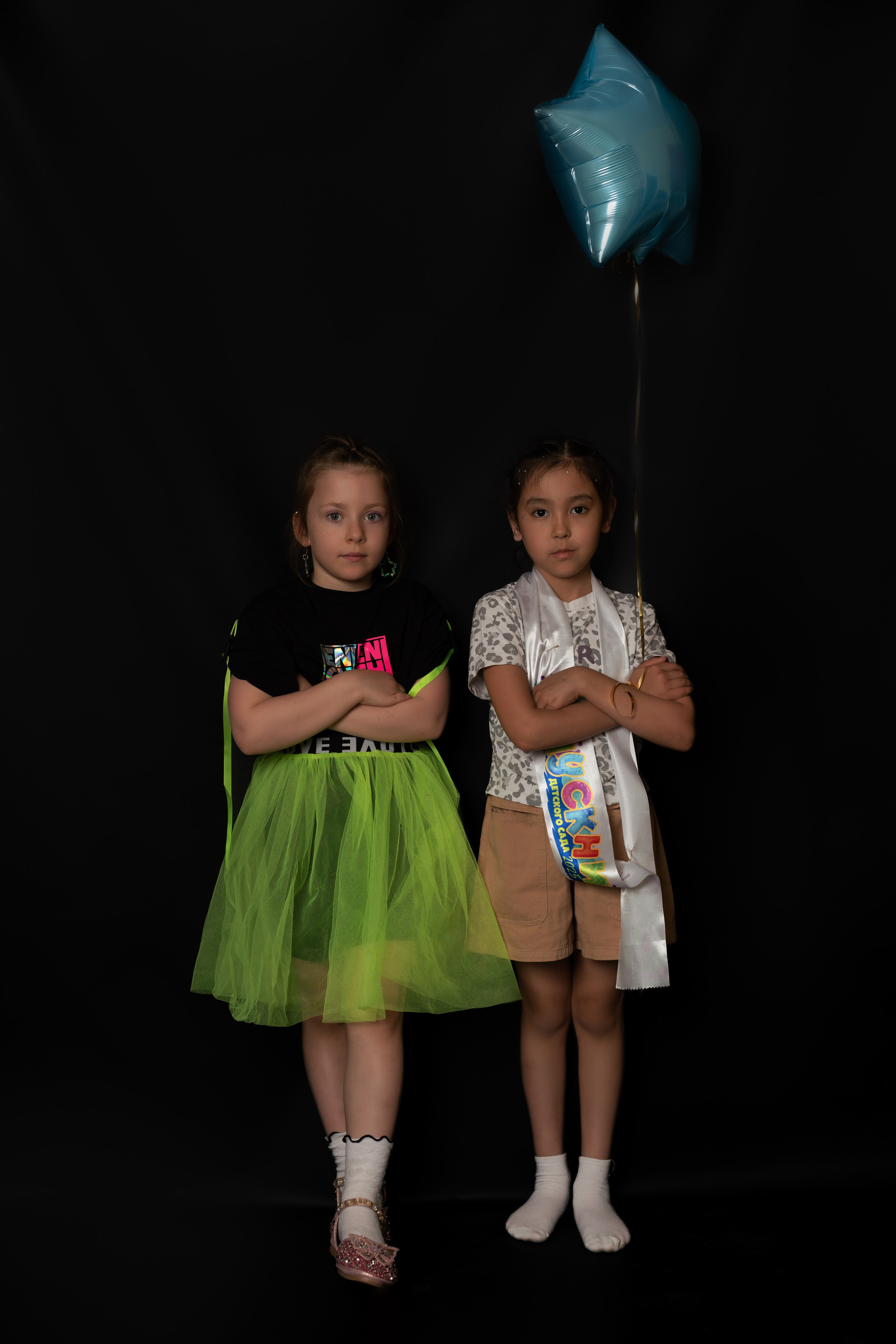 Детский сад, портреты на чёрном фоне. Фотограф Шунова Саша