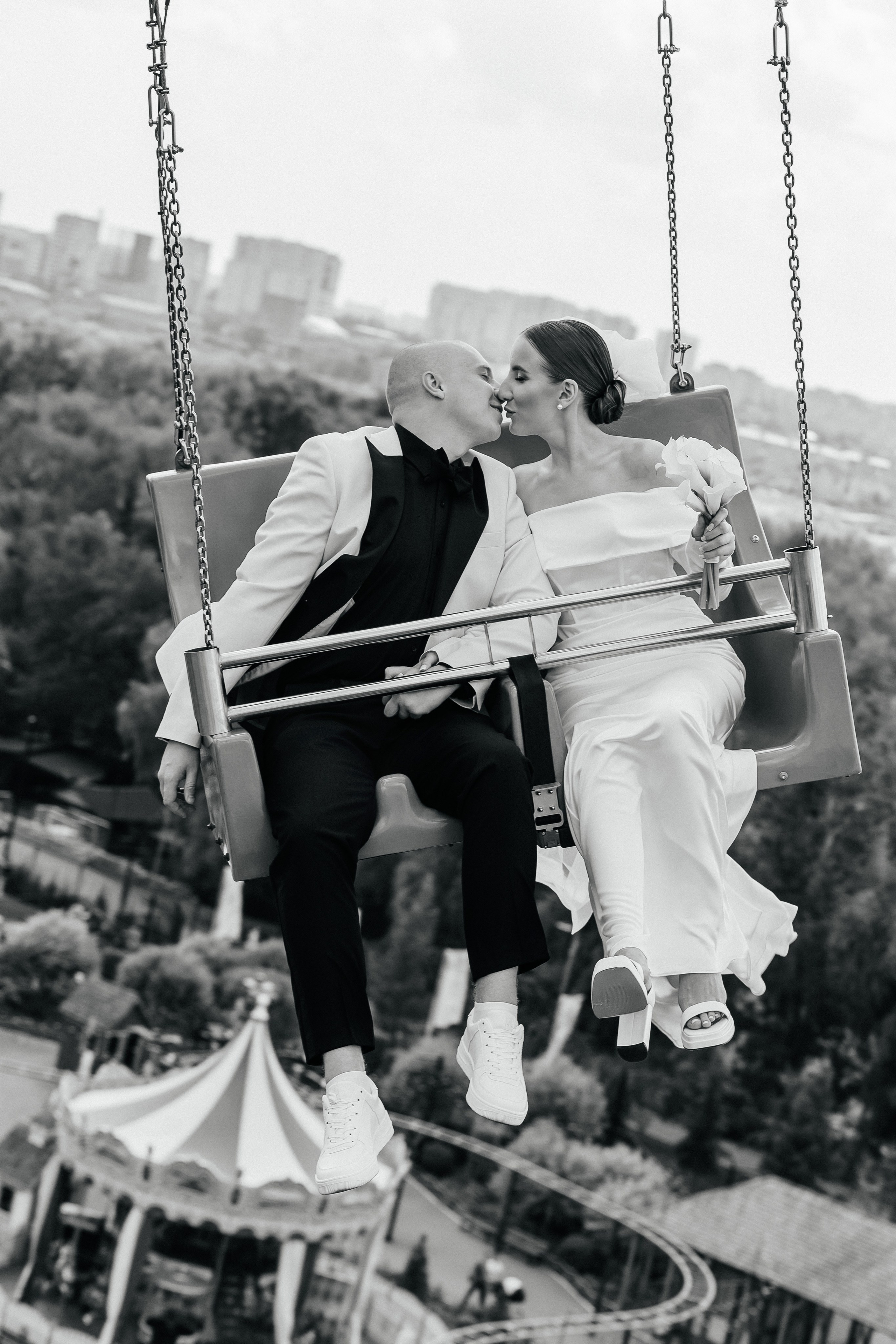 Фотосессия в парке развлечений, в парке аттракционов в Москве. Макияж на свадьбу. Свадебный фотограф Москва. Стильная фотосессия на свадьбу. Фотограф на свадьбу в Москве. Стильная невеста. 